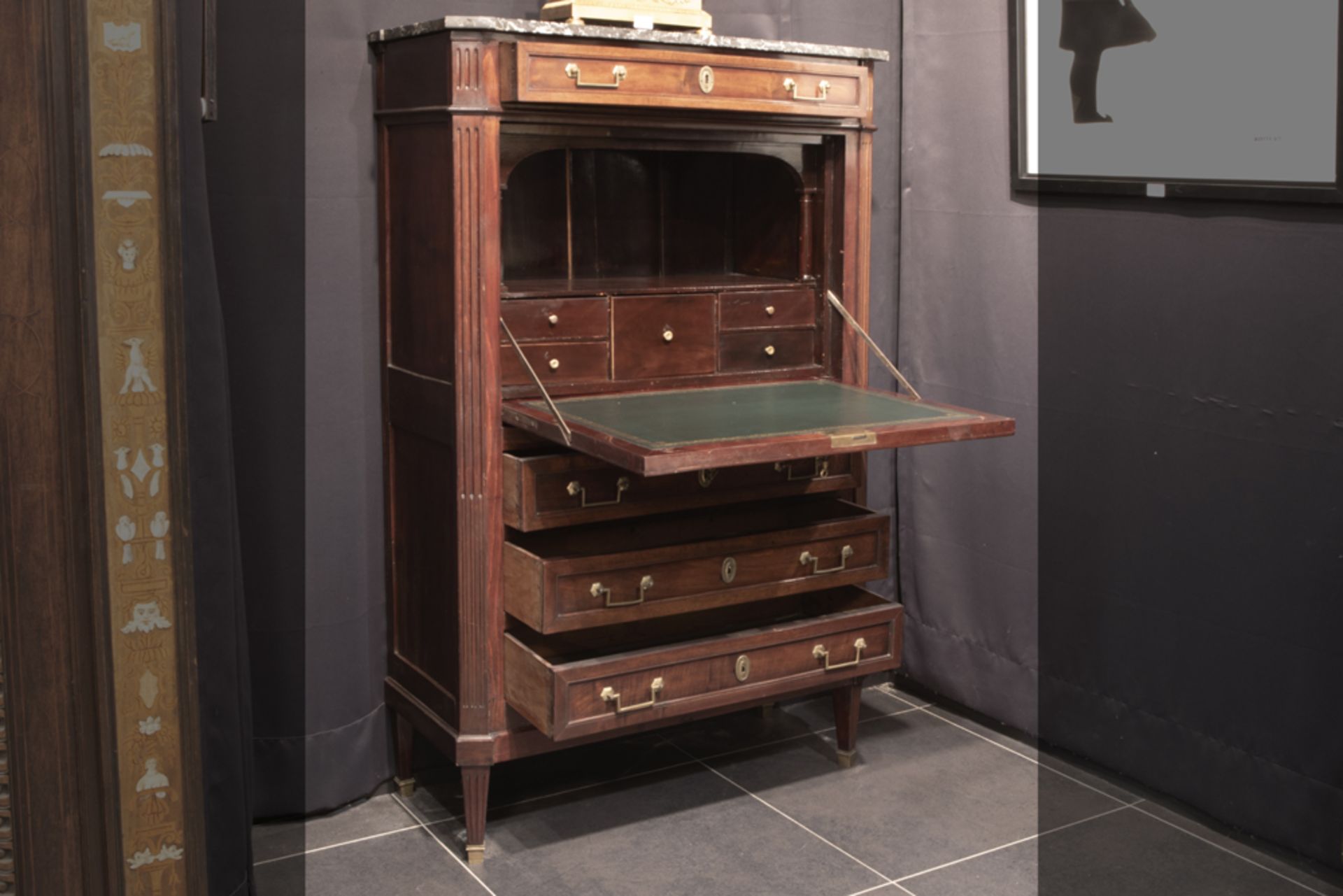antique neoclassical bureau in mahogany with a marble top || Antieke neoclassicistische secrétaire- - Image 2 of 3