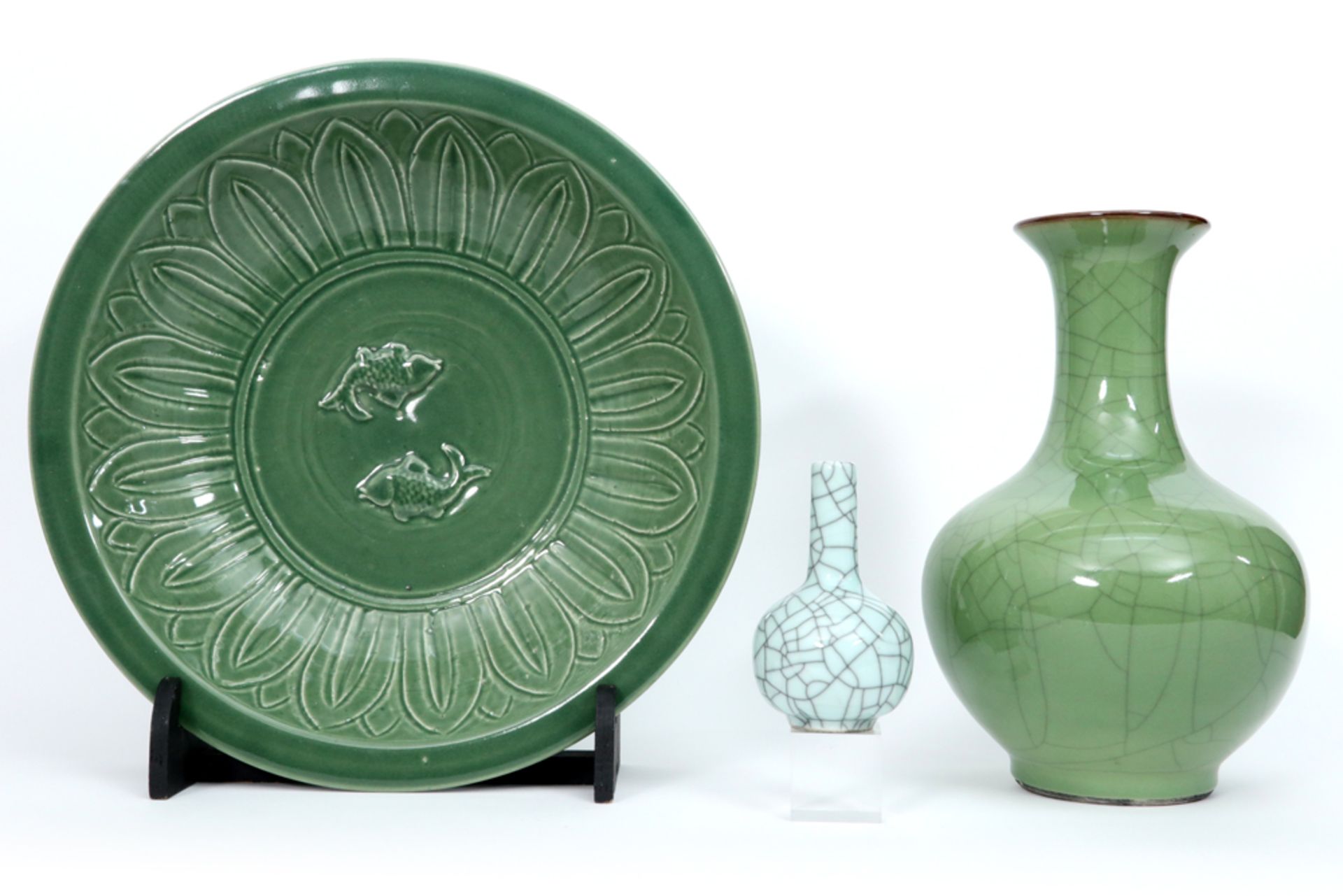 three pieces of Chinese celadon porcelain || Lot (3) Chinees celadon-porselein met een ronde