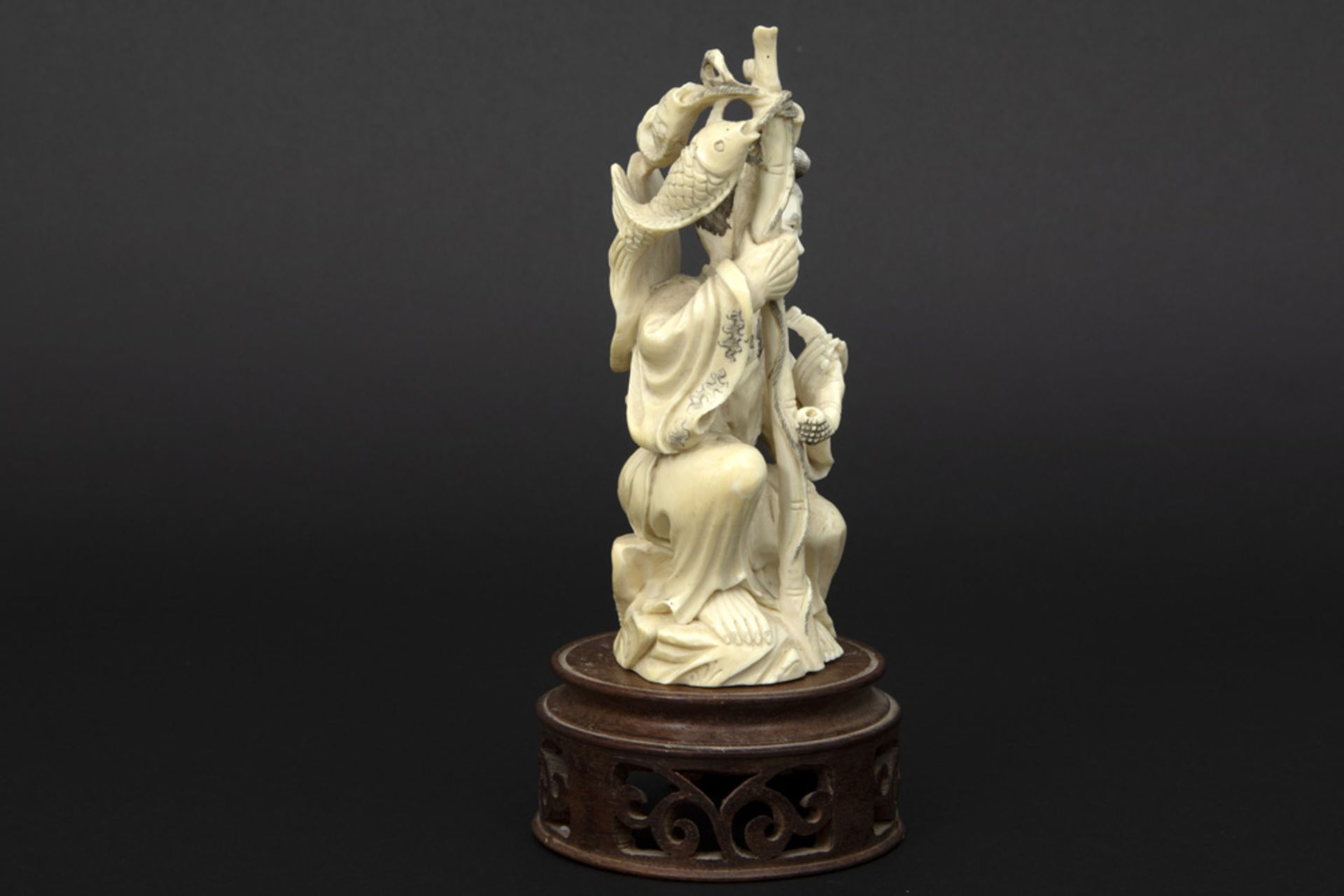 two old Chinese ivory sculptures to be dated around 1920/30 || Lot van twee oude Chinese ivoren - Bild 7 aus 8