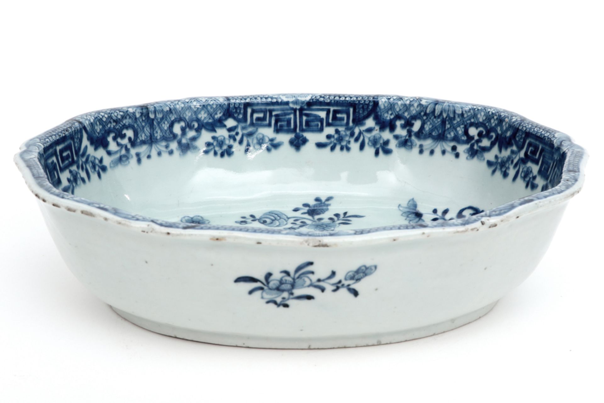 oval 18th Cent. Chinese dish in porcelain with a blue-white flowers decor || Ovale achttiende eeuwse - Bild 2 aus 3
