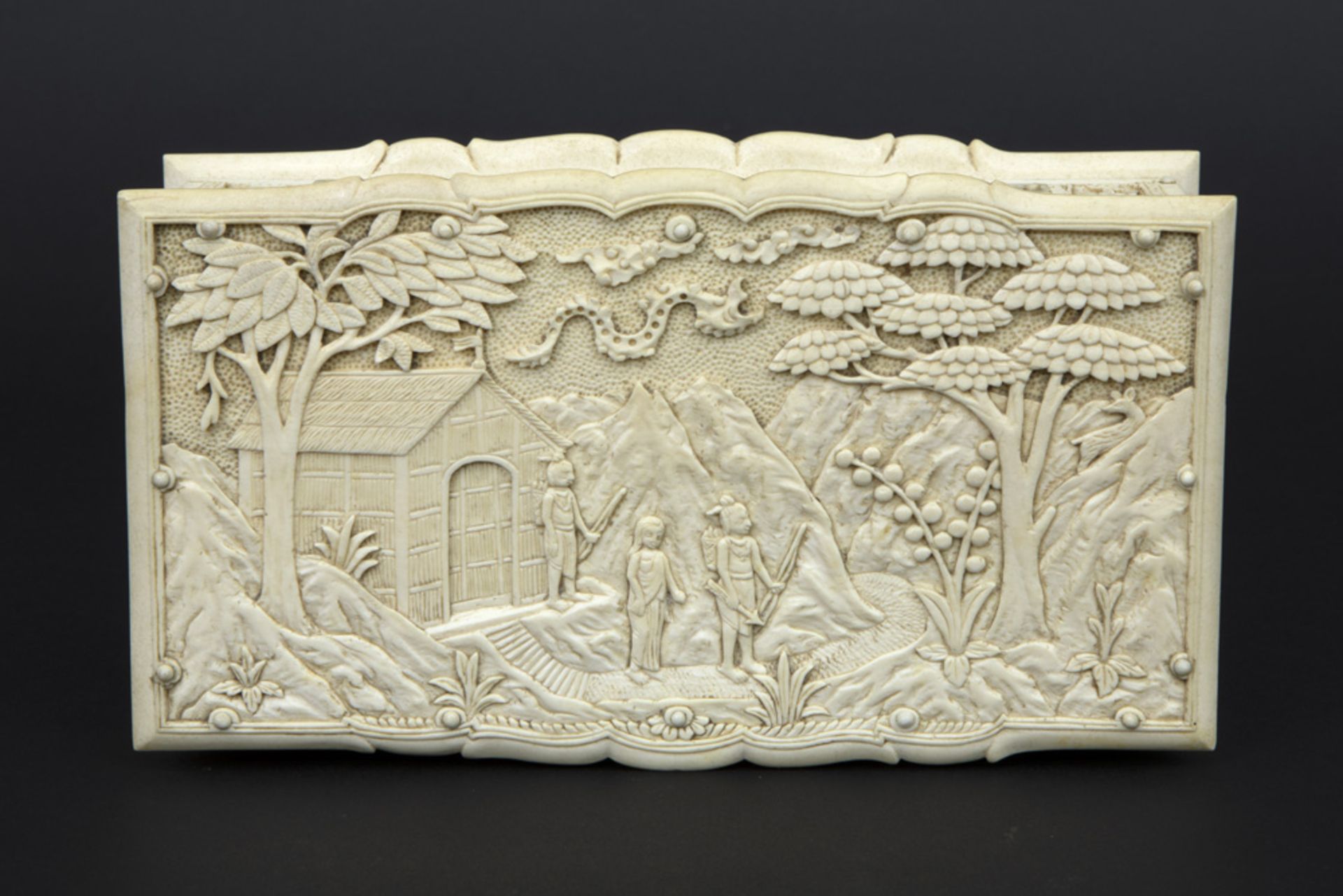 19th Cent. Dutch-colonial box from Batavia in ivory with finely sculpted bas relief panels || - Bild 3 aus 6