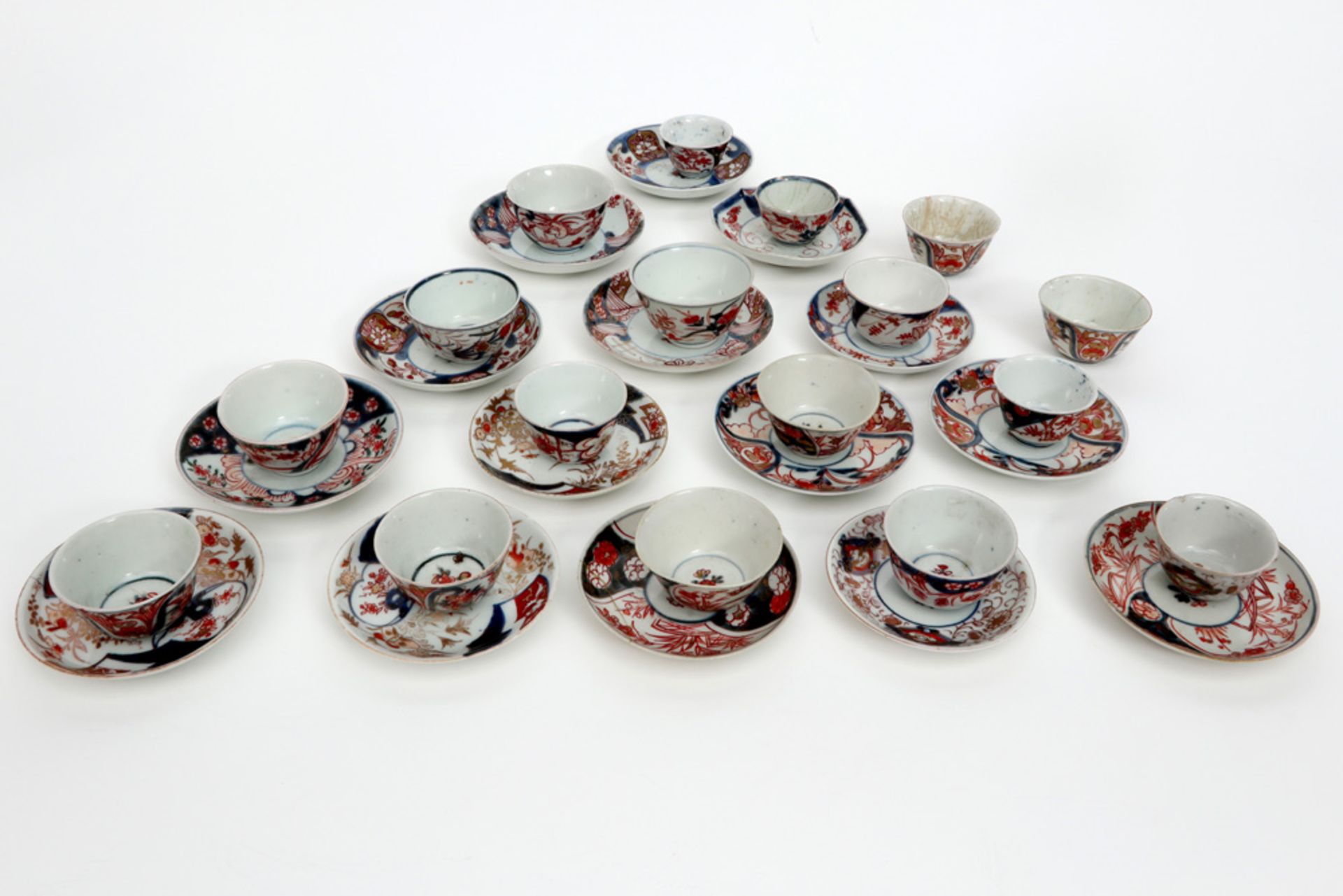 32 pieces of 18th Cent. Japanese Arita porcelain || Lot (32) achttiende eeuws Japans Arita -