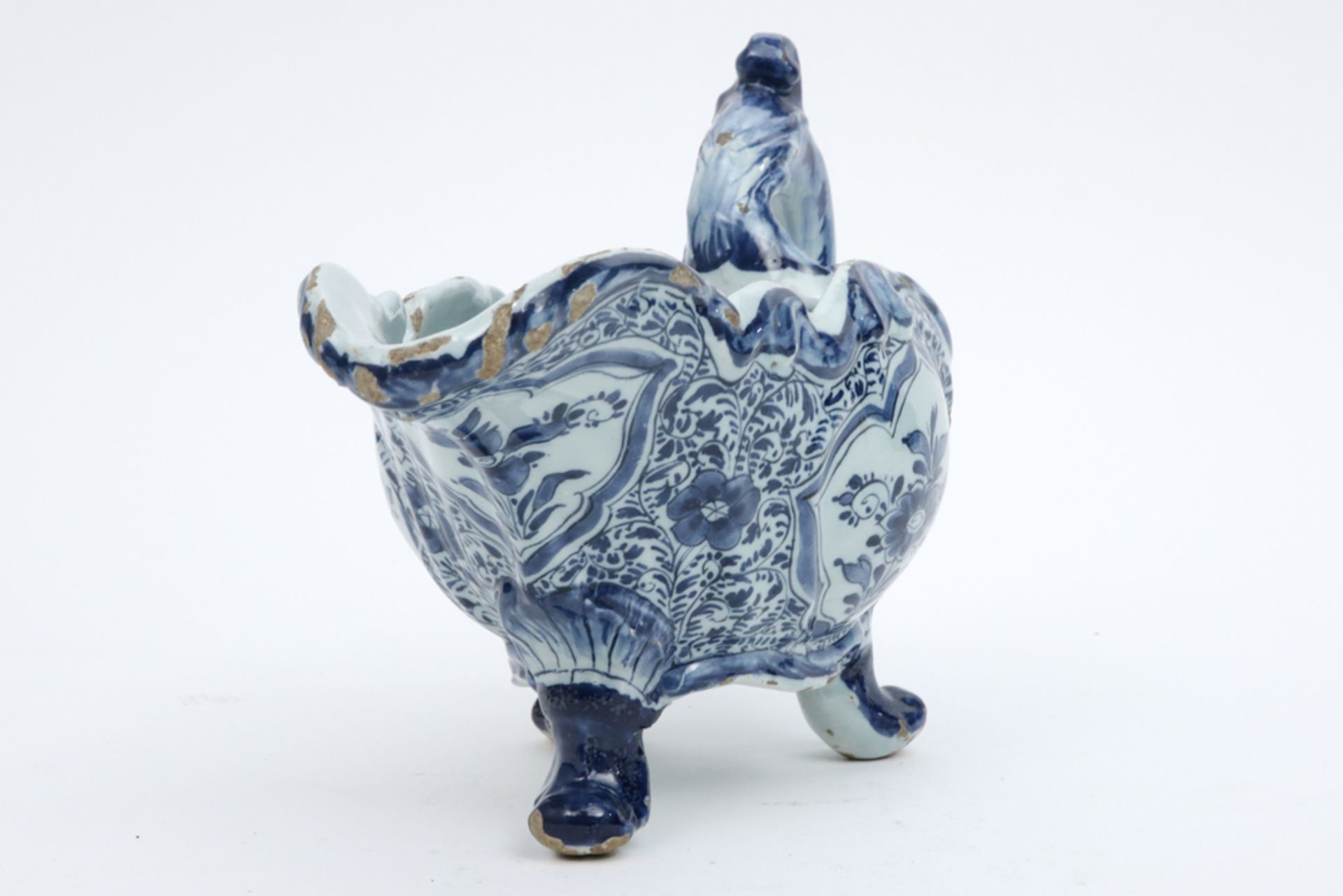 18th Cent. sauce boat in marked ceramic from Delft with a blue-white decor || Achttiende eeuwse - Image 3 of 4