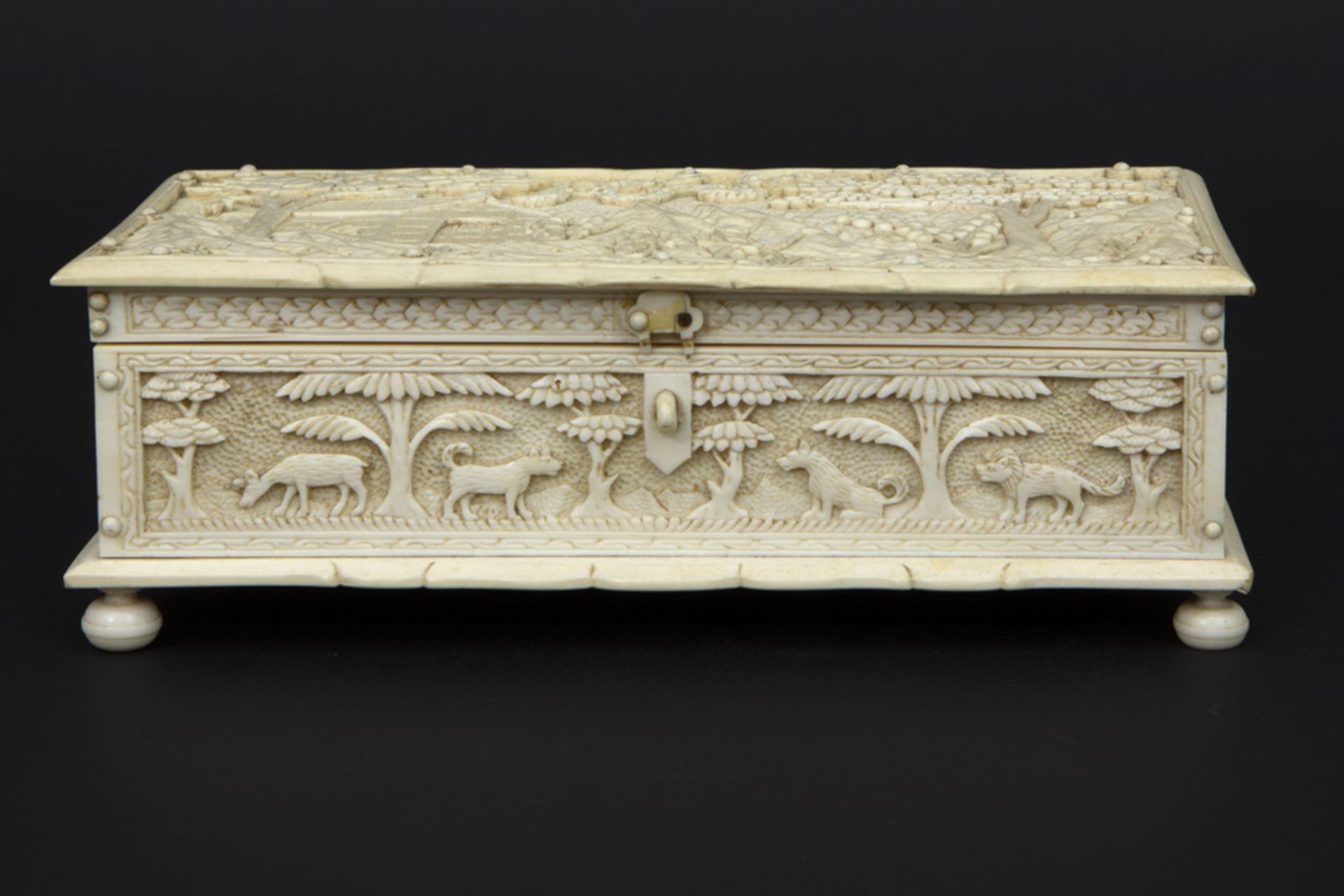 19th Cent. Dutch-colonial box from Batavia in ivory with finely sculpted bas relief panels || - Bild 4 aus 6