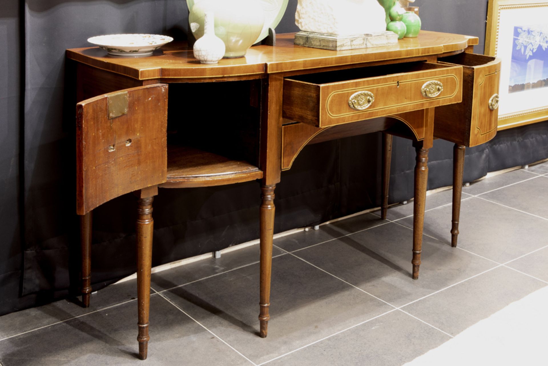 antique English neoclassical dresser in mahogany with inlay || Antieke Engelse neoclassicistische " - Image 2 of 2