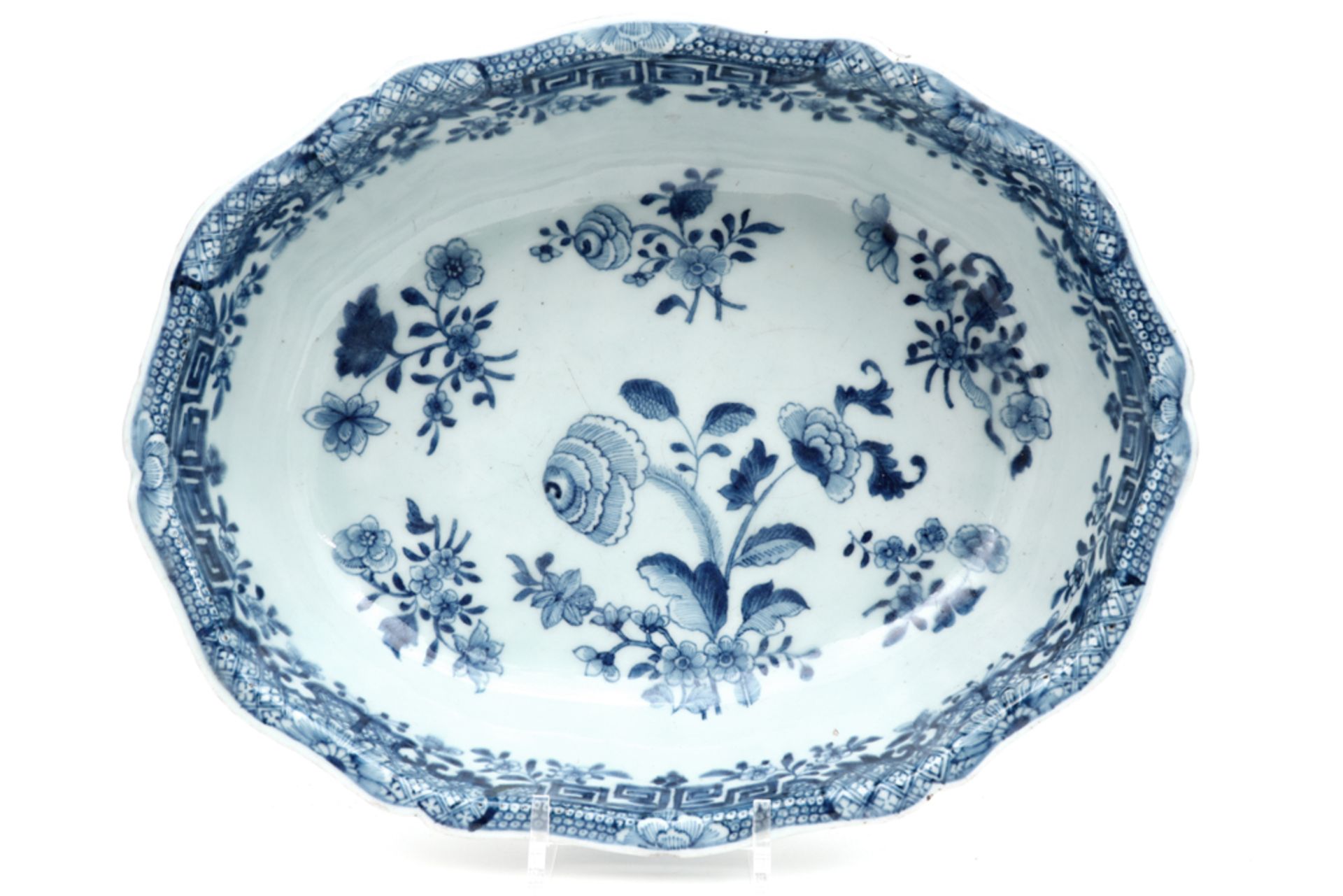 oval 18th Cent. Chinese dish in porcelain with a blue-white flowers decor || Ovale achttiende eeuwse