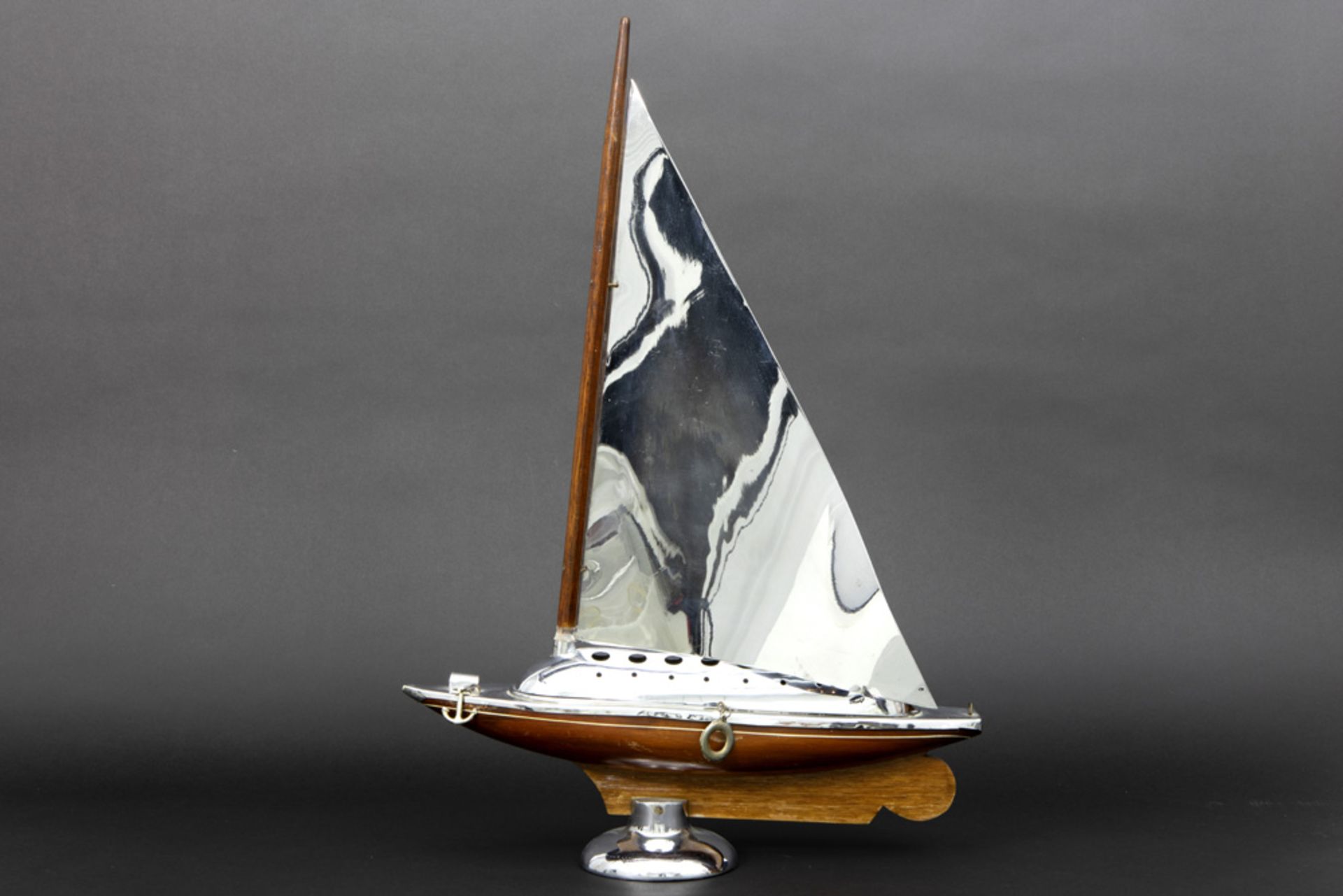 forties' incense burner in the shape of a boat in chromed metal || Forties' brûle-parfum in de - Bild 2 aus 2