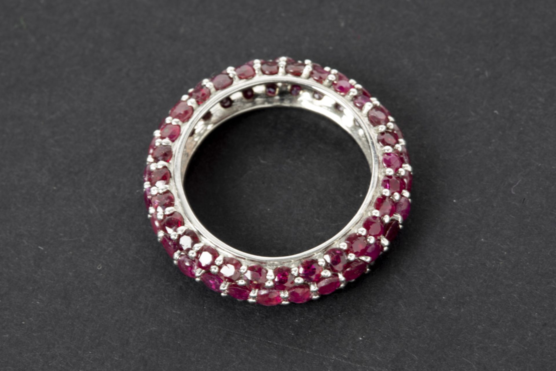 ring in white gold (18 carat) with ca 1,30 carat of ruby || Ring met een soort alliancemodel in - Image 2 of 2