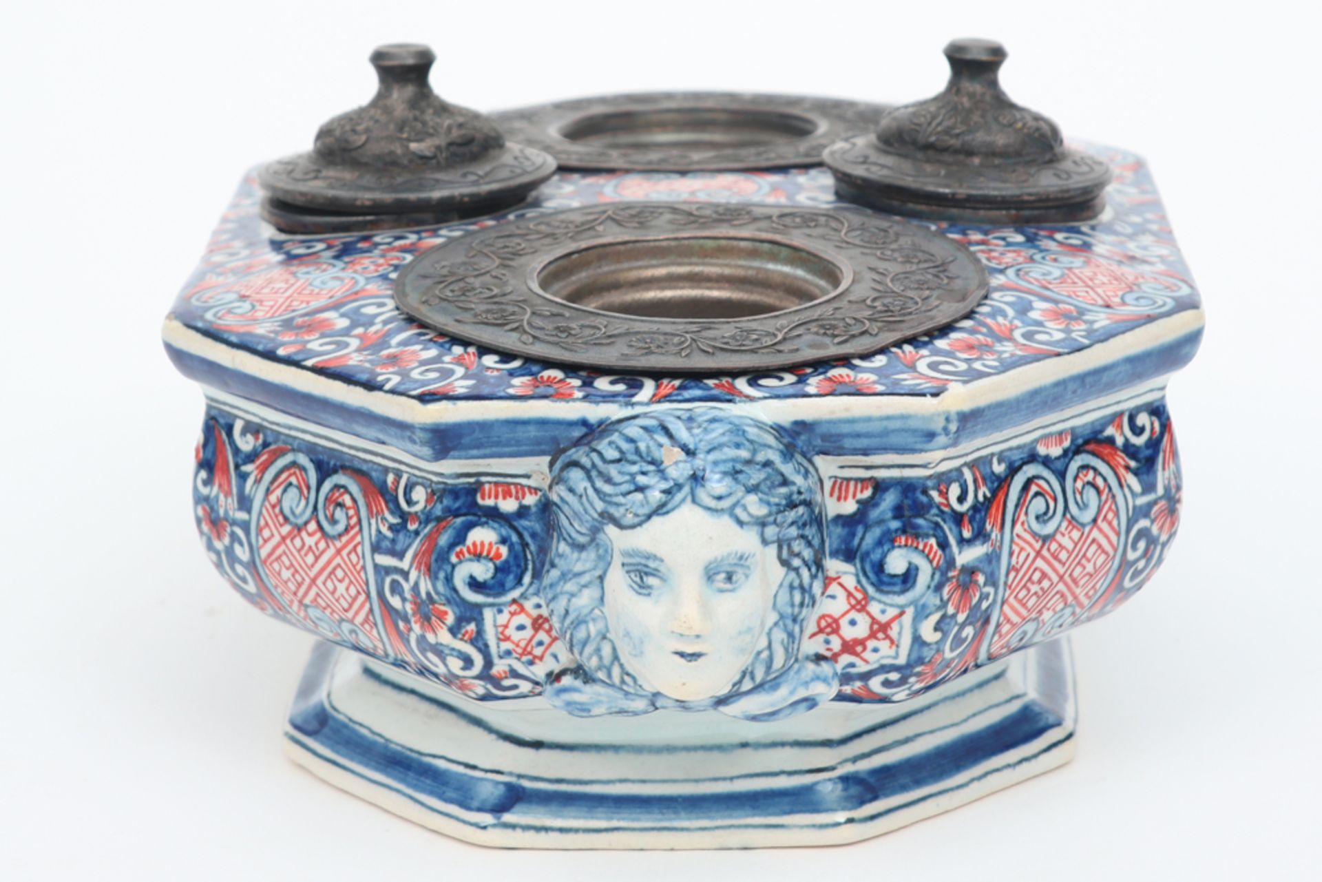 antique ink-stand in marked ceramic with a polychrome decor and two lidded inkwells || Antiek - Image 3 of 5