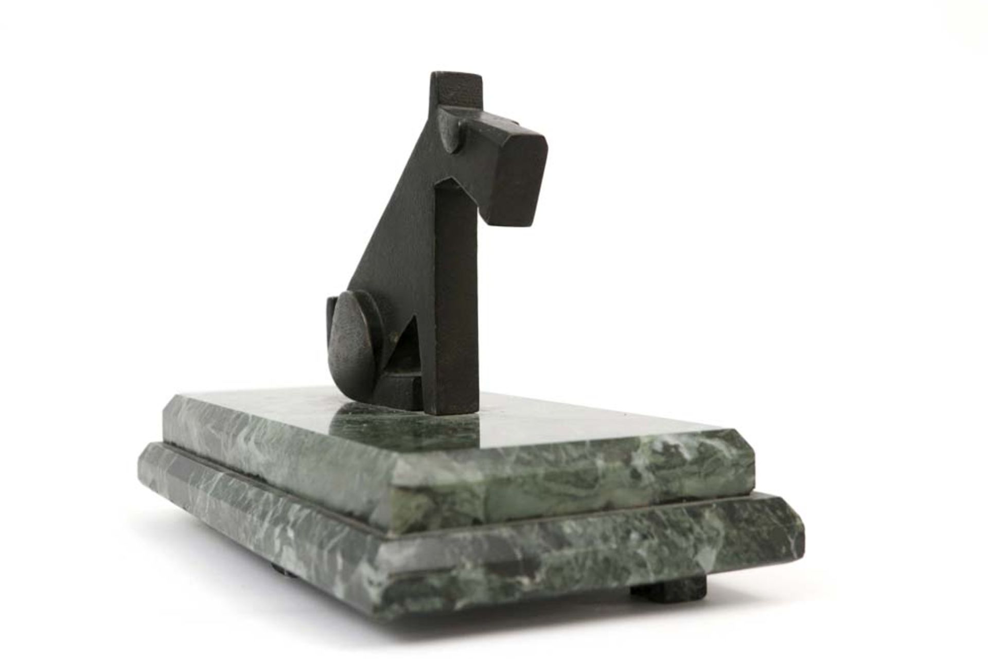 Art Deco sculpture in patinated metal on a green marble base || Art Deco-sculptuur in gepatineerd - Bild 2 aus 3