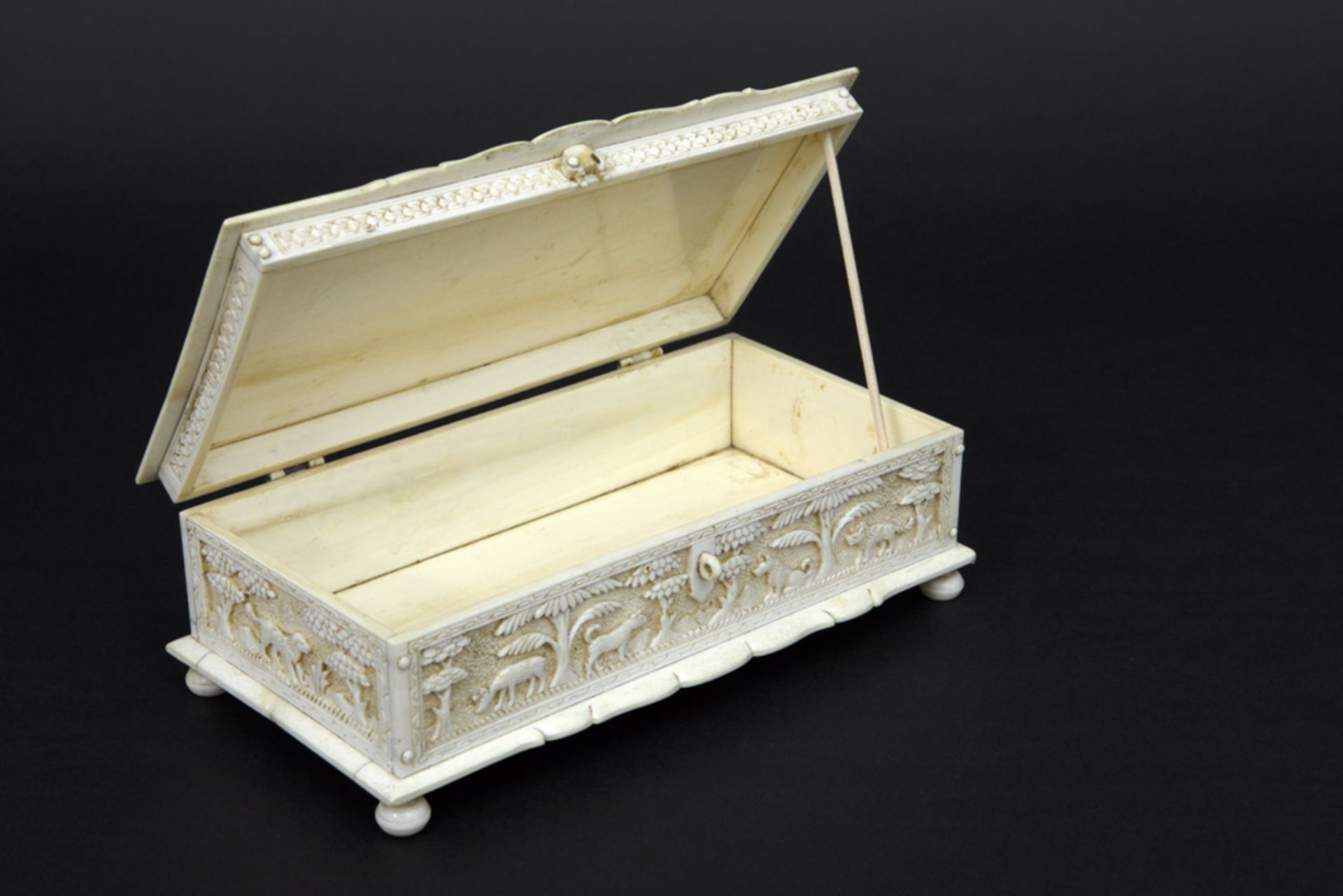 19th Cent. Dutch-colonial box from Batavia in ivory with finely sculpted bas relief panels || - Bild 2 aus 6