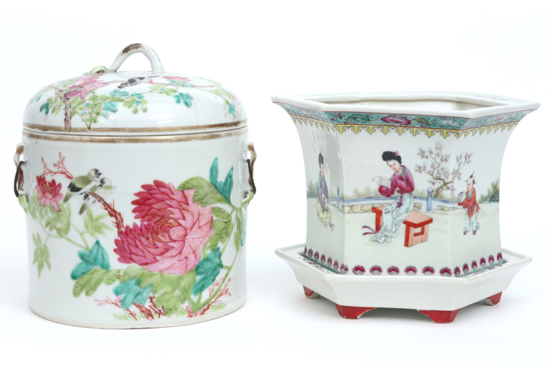 two pieces of Chinese porcelain with polychrome decor , amongst which a marked jardinier || Lot (