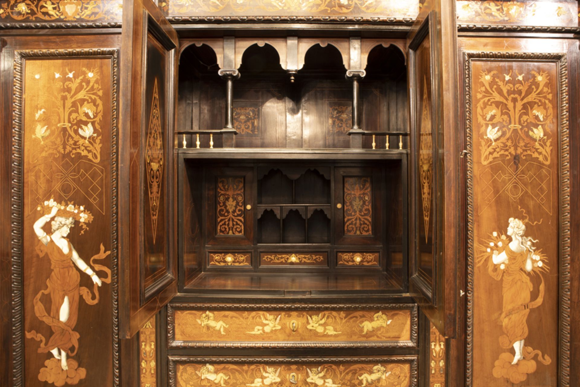 quite exceptional, antique Italian armoire (presumably from Tuscany) in walnut and rose-wood adorned - Image 3 of 7