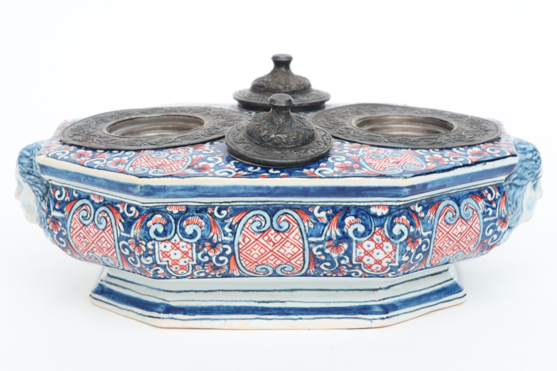 antique ink-stand in marked ceramic with a polychrome decor and two lidded inkwells || Antiek