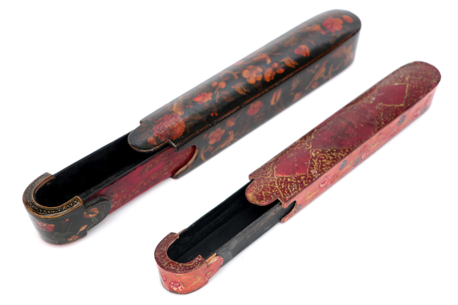 two antique oriental pencil cases in lacquered wood || Twee antieke Oosterse pennendoosjes in gelakt - Bild 2 aus 3