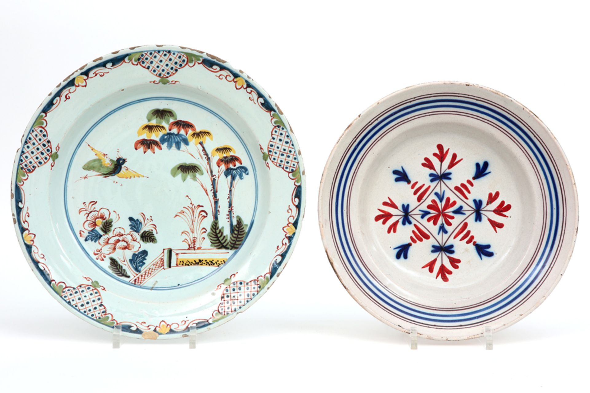 two antique dishes in earthenware, one Flemish and one from Delft || Lot van twee antieke schalen in