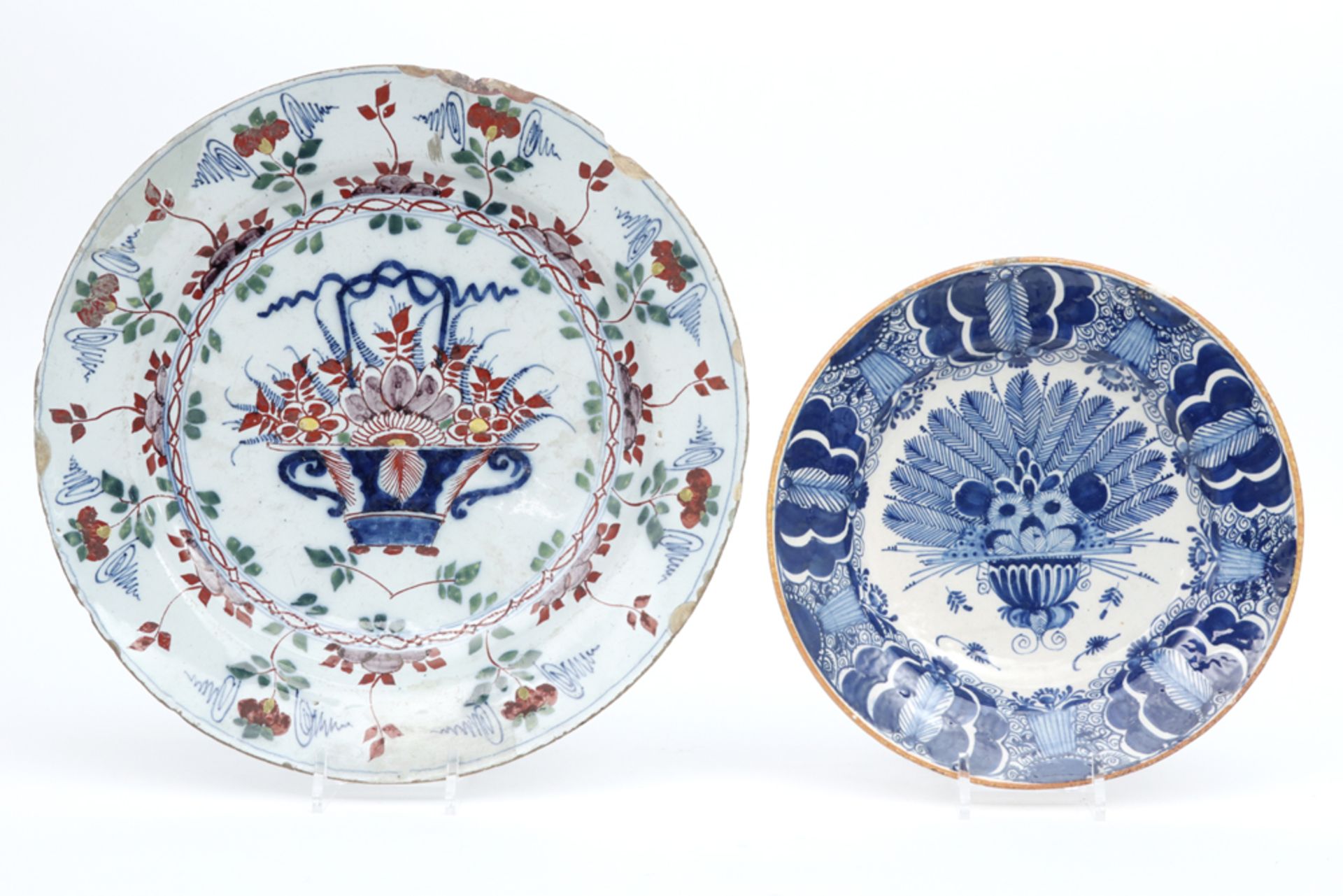 two 18th Cent. dishes in ceramic from Delft : a blue-white and polychrome one || Lot (2)