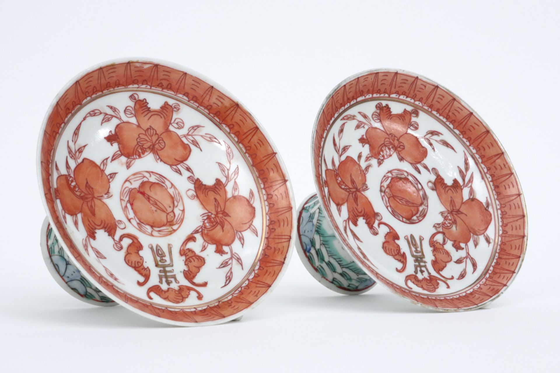 pair of small antique tazza's in Chinese porcelain with polychrome decor || Paar antieke Chinese - Image 3 of 4