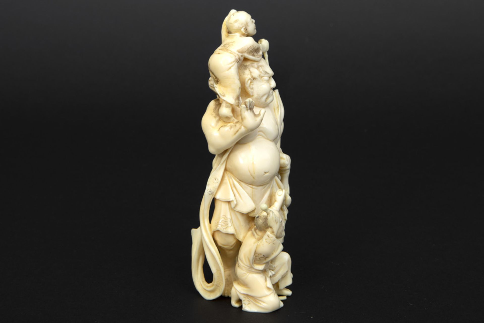 antique Japanese sculpture in ivory || Antieke Japanse sculptuur in ivoor met de voorstelling van - Image 2 of 4