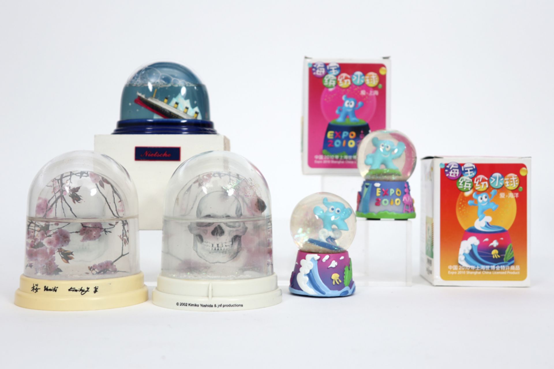 five snow-globes || Lot van vijf plezante sneeuwbollen