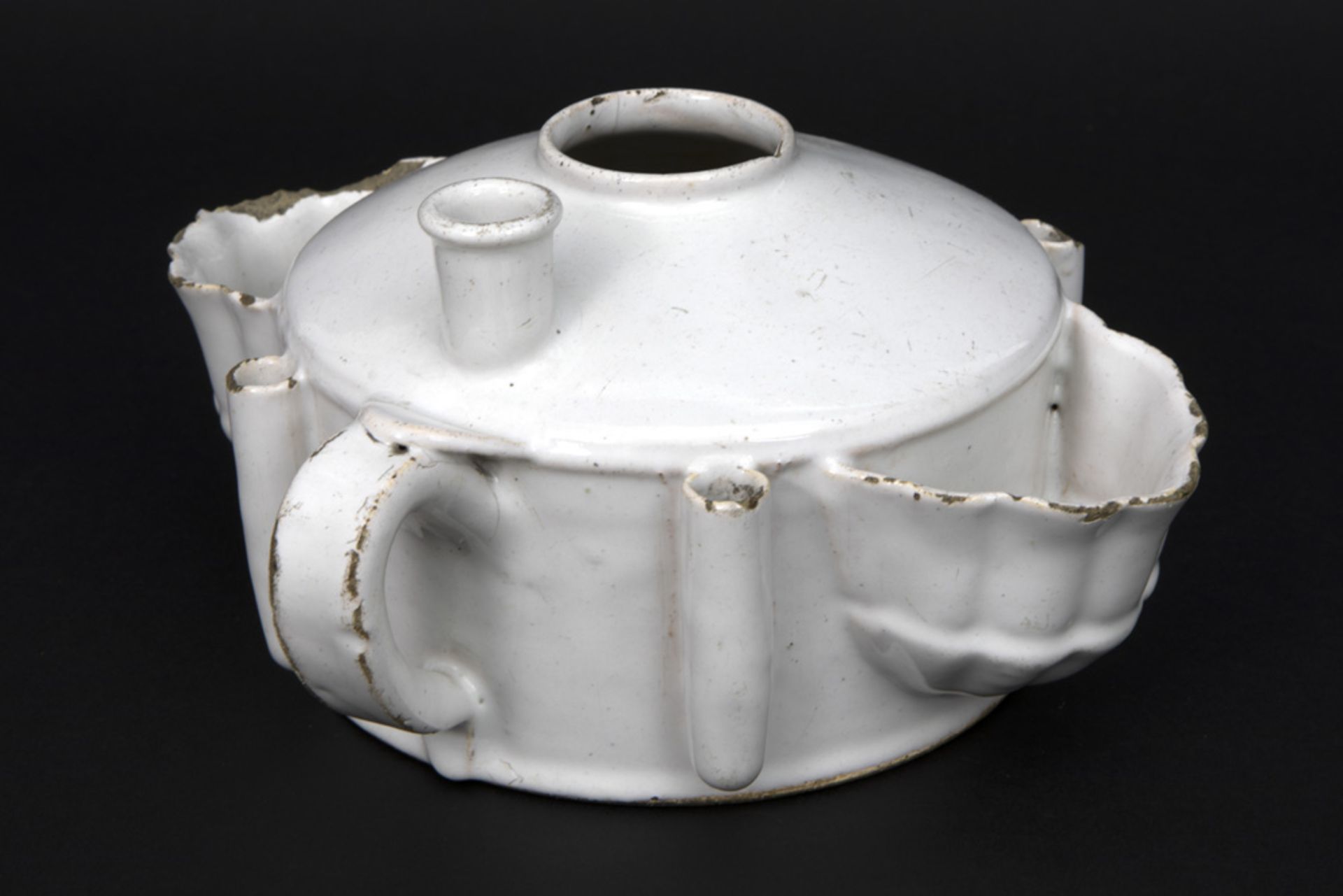 18th Cent. French ceramic inkwell with white glaze || Achttiende eeuwse Franse inktpot in faïence