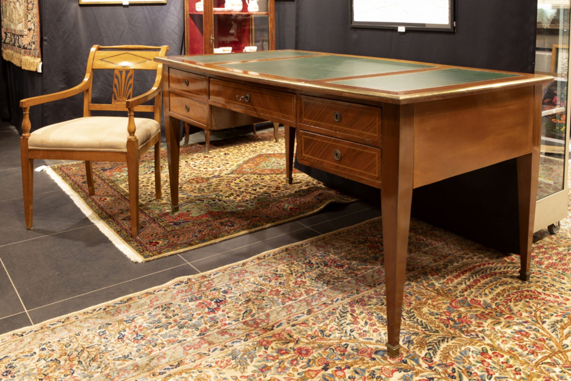 antique neoclassical desk in rose-wood and mahogany - sold with an antique armchair in cherrywood || - Bild 2 aus 2