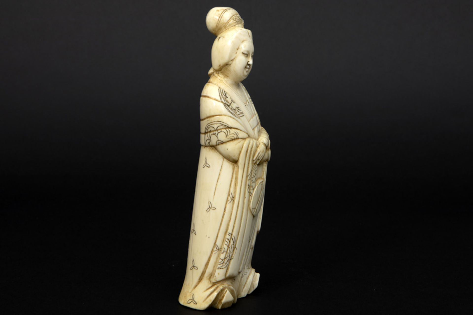 antique Japanese "Geisha" sculpture in ivory || Antieke Japanse sculptuur in ivoor : "Geisha met - Bild 2 aus 3