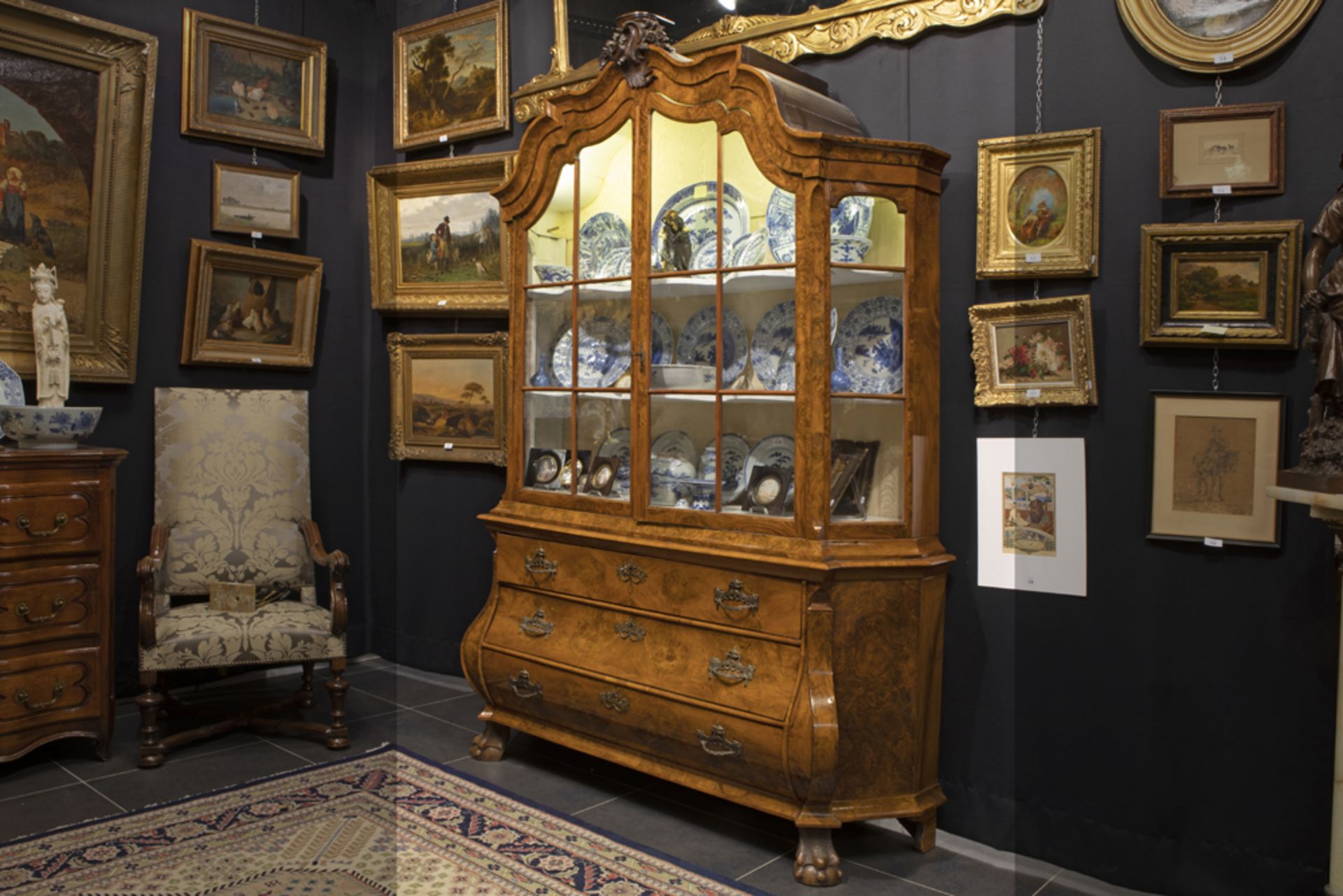 18th Cent. Dutch display cabinet in burr of walnut and walnut with a certificate || NEDERLAND - - Image 2 of 2
