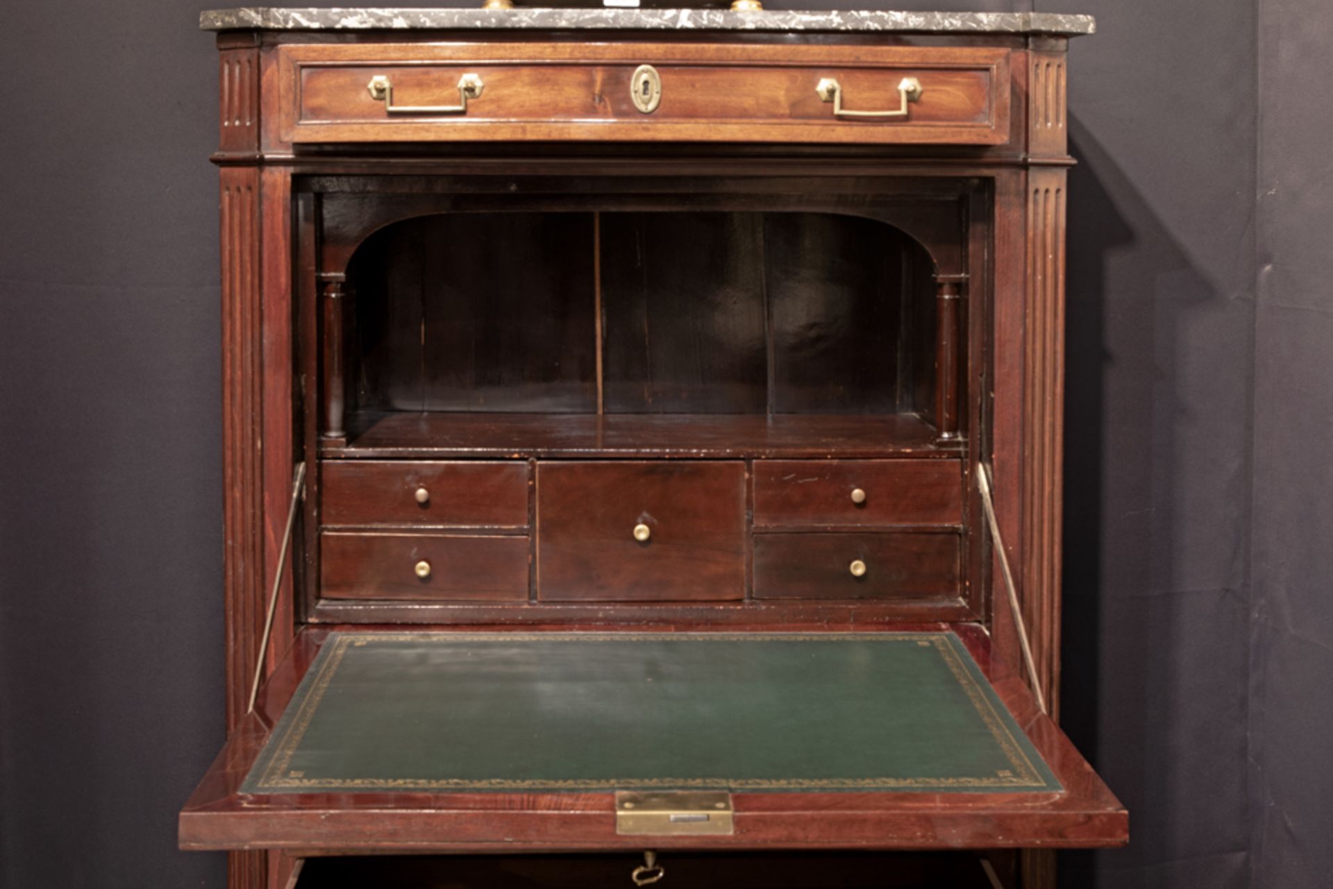 antique neoclassical bureau in mahogany with a marble top || Antieke neoclassicistische secrétaire- - Image 3 of 3