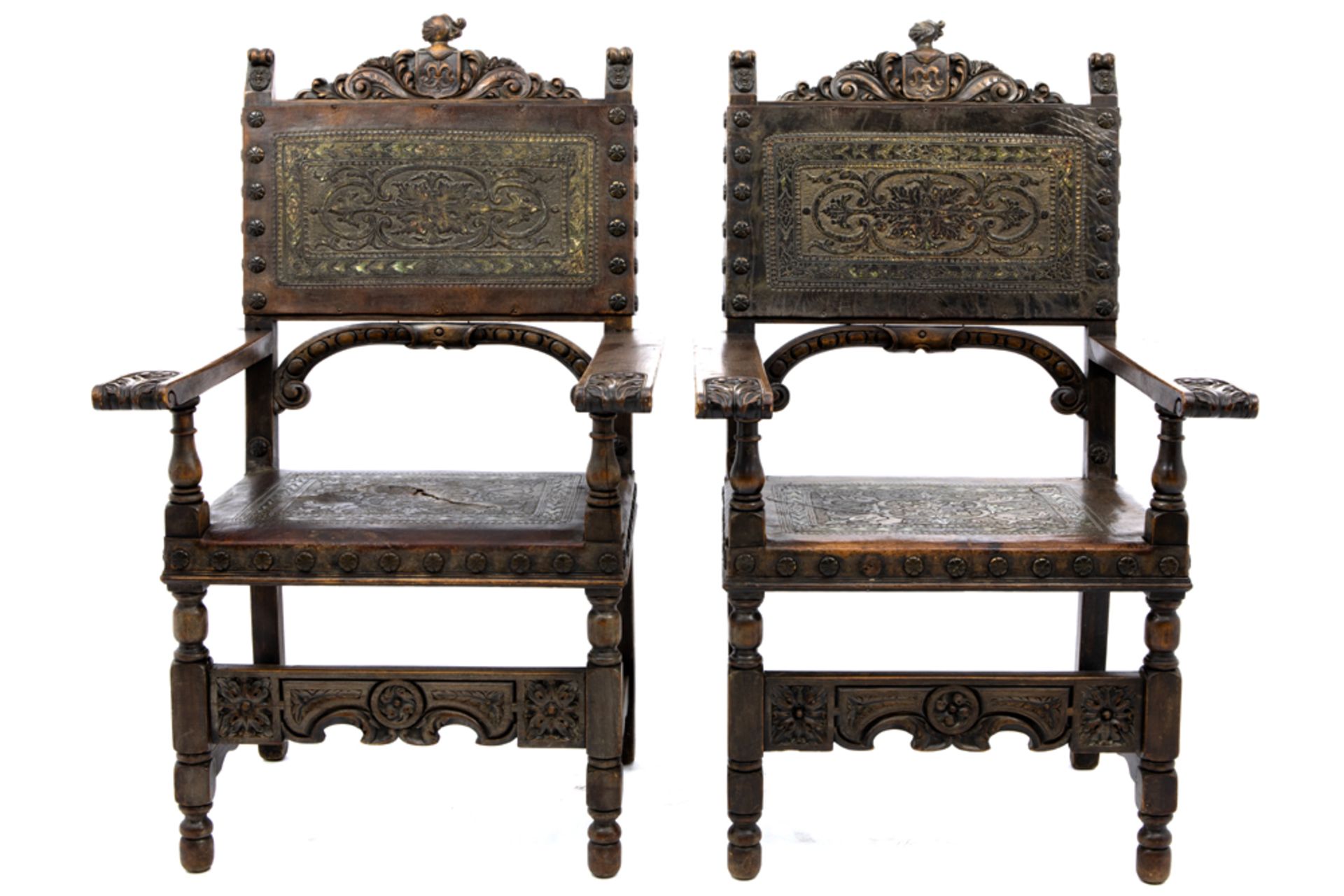 pair of Spanish Renaissance style fuitwood castle chairs with leather upholstery || Paar fruithouten - Bild 2 aus 3