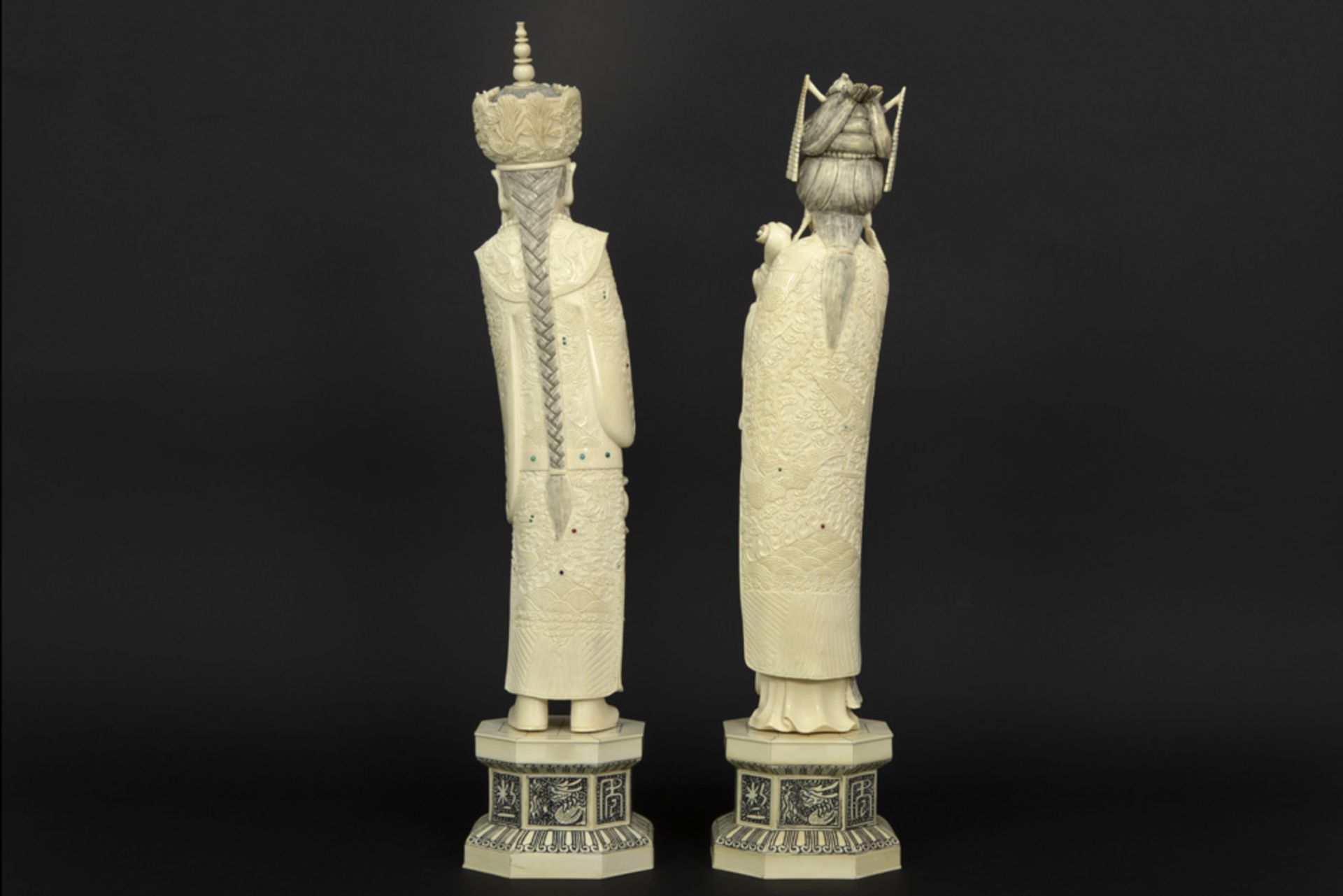 pair of old Chinese "King and Queen" sculptures in ivory with inlaid beads in coral and lapis lazuli - Bild 2 aus 2