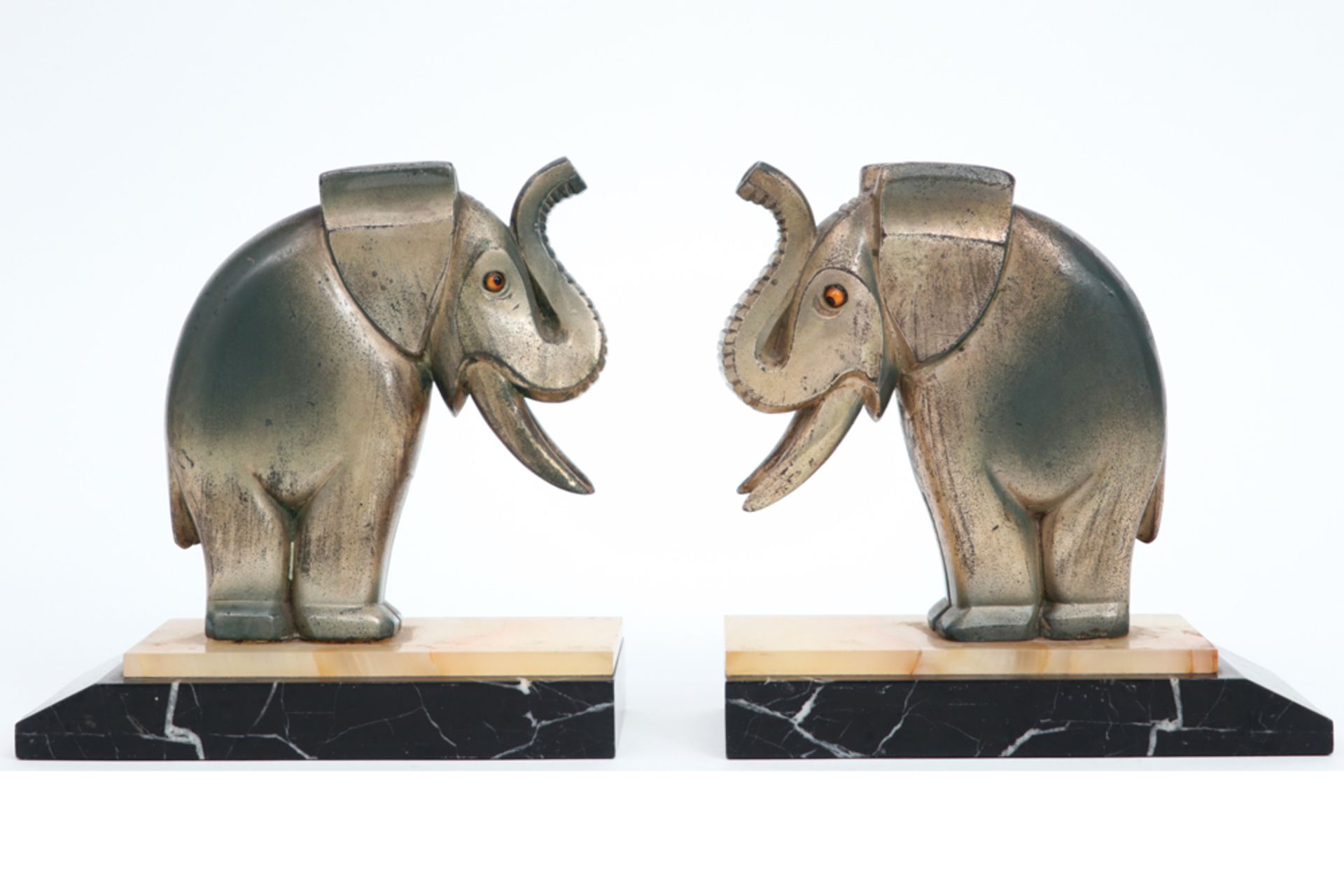 pair of Art Deco book-ends each with a cute elephant in patinated metal on a base in marble and - Bild 3 aus 3