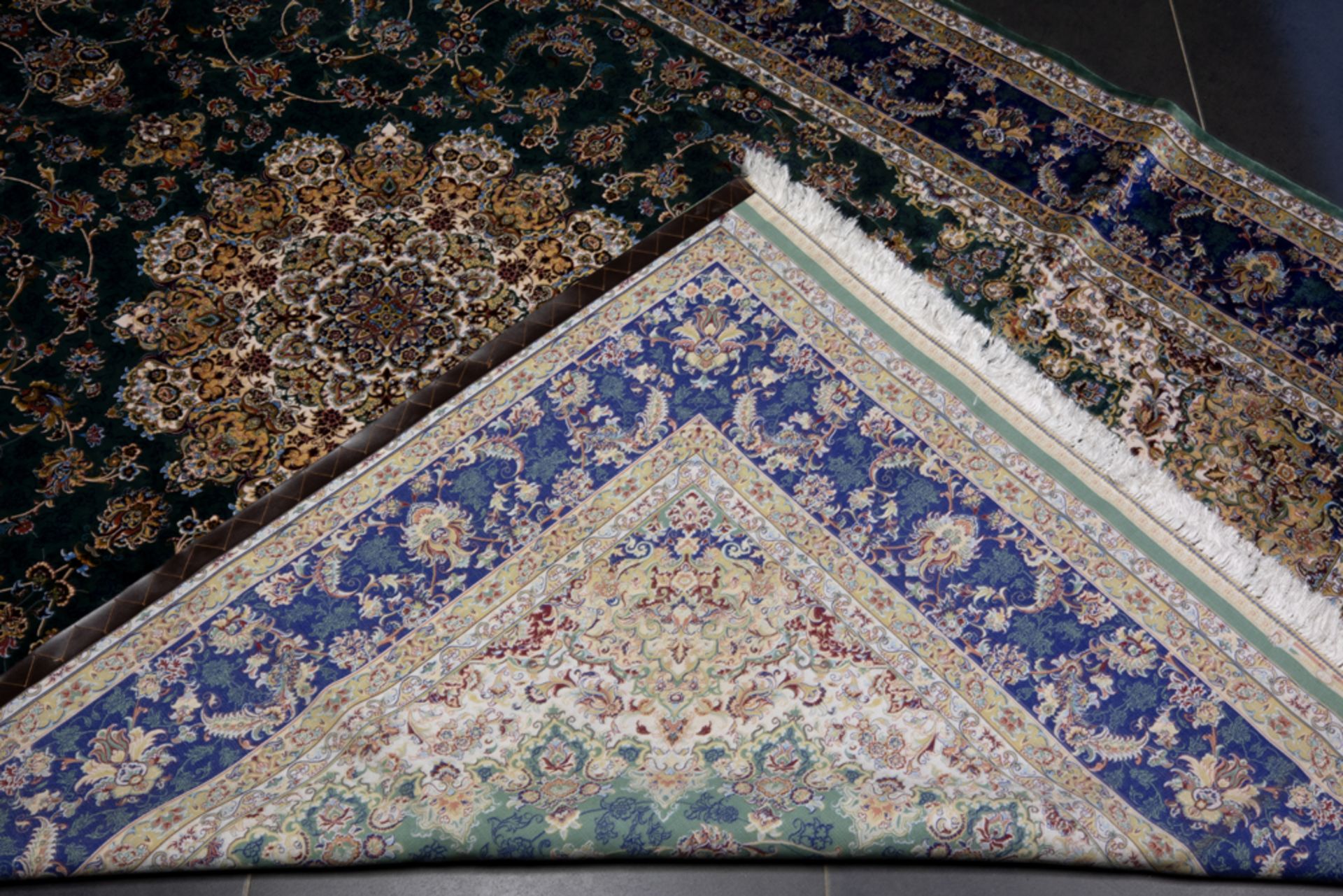 Persian presumably Teheran rug in silk || Zeer fijn Perzisch Teheran (?) tapijt in zijde op zijde - Bild 2 aus 3