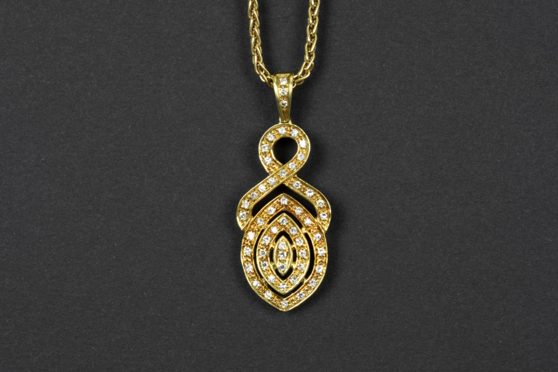 pendant in yellow gold (18 carat) with ca 1 carat of high quality 8/8-brilliant cut diamonds ||