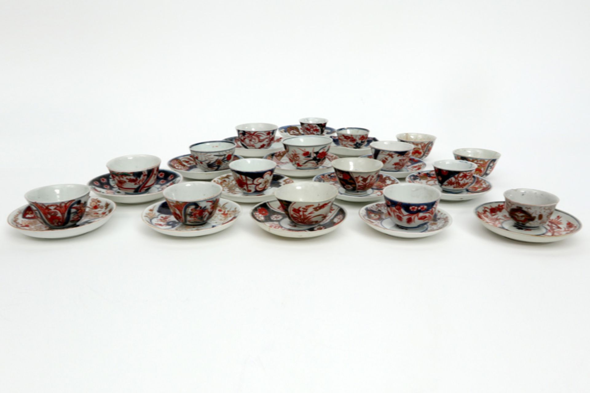 32 pieces of 18th Cent. Japanese Arita porcelain || Lot (32) achttiende eeuws Japans Arita - - Bild 2 aus 2