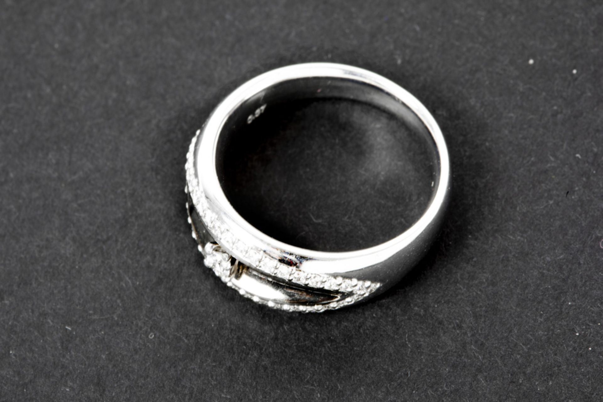 ring in white gold (18 carat) with a central patinated part and ca 0,25 carat high quality brilliant - Bild 2 aus 2