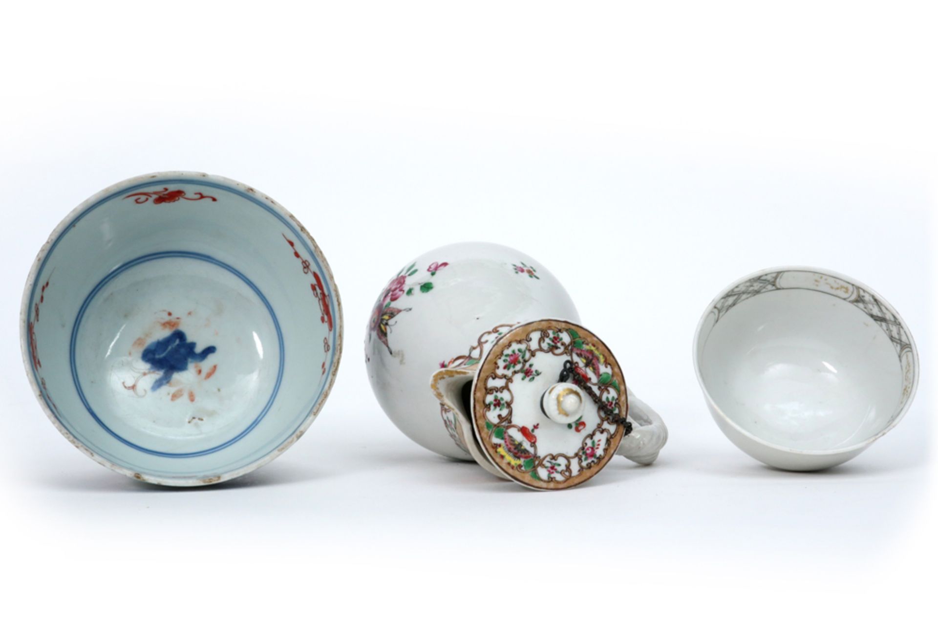 three 18th Cent. Chinese items in porcelain with polychrome decor : a bowl, a lidded milkpot and a - Bild 3 aus 4