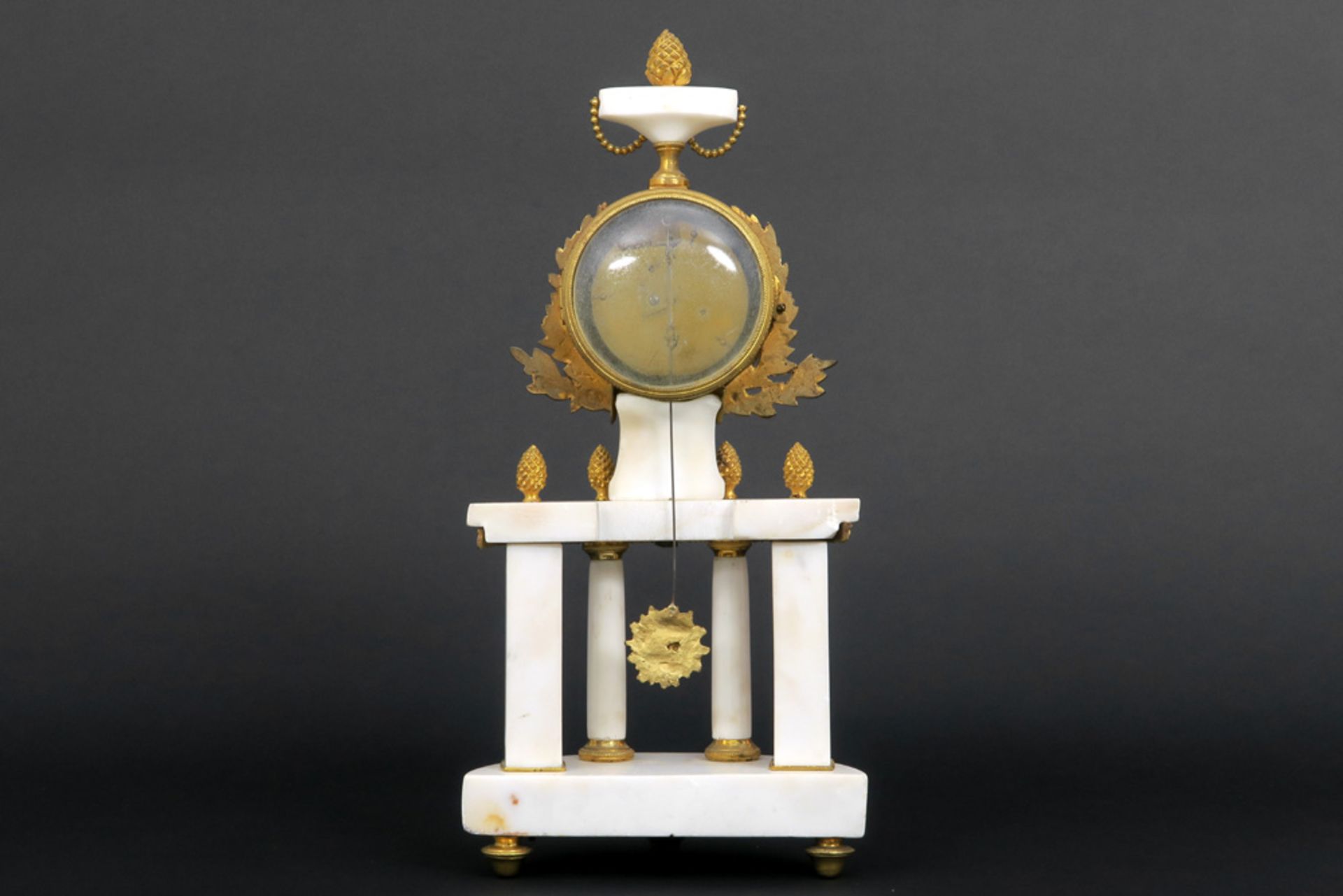 late 18th Cent. French "Lechopié Paris" Louis XVI-clock in white marble and gilded bronze - with a - Bild 2 aus 3