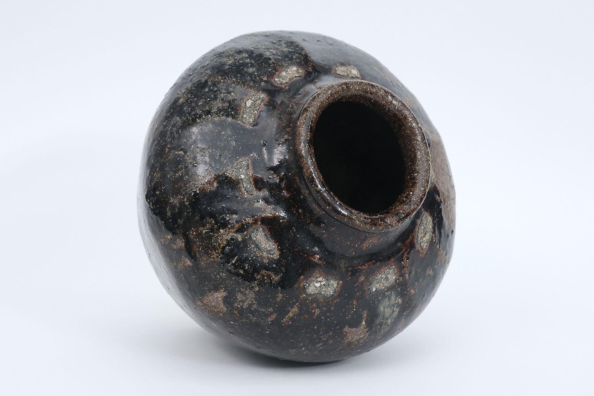 antique oriental urn in glazed earthenware || Antieke Oosterse urne in aardewerk met bruine - Image 2 of 4