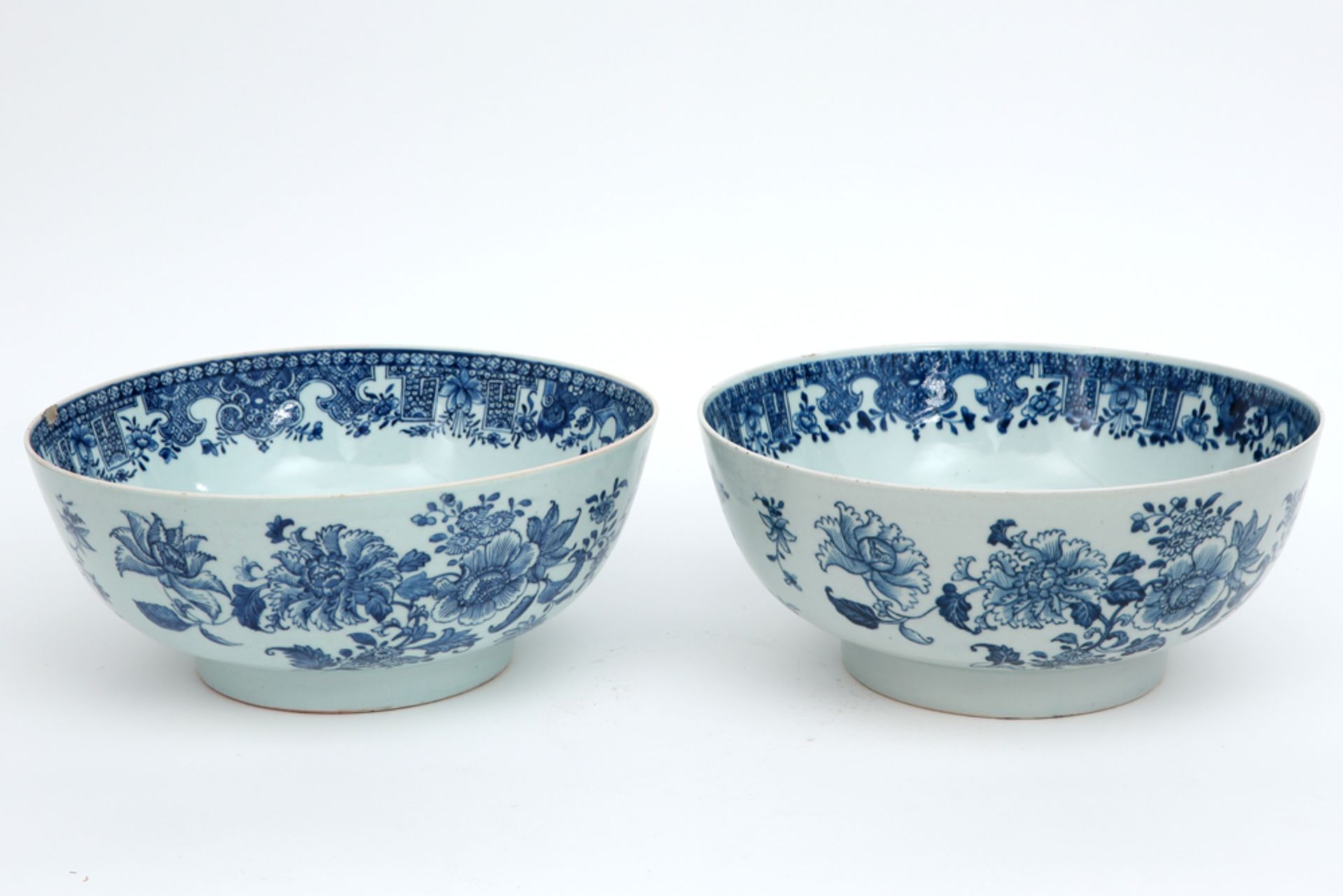 pair of large 18th Cent. Chinese bowls in porcelain with a blue-white flowers decor || Paar grote