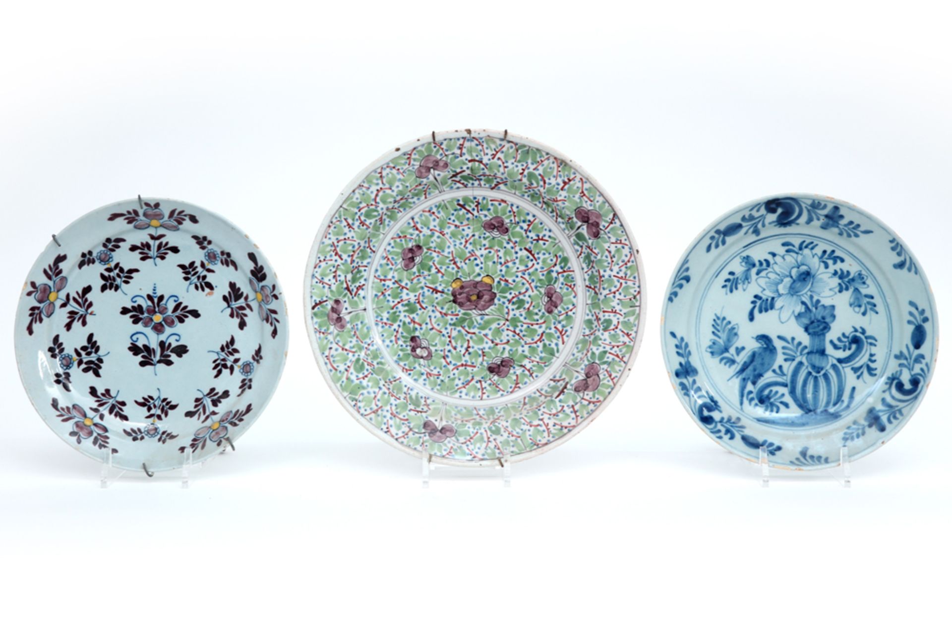 three antique ceramic dishes from Delft and Brussels || Lot (3) antieke faïence uit Delft en Brussel