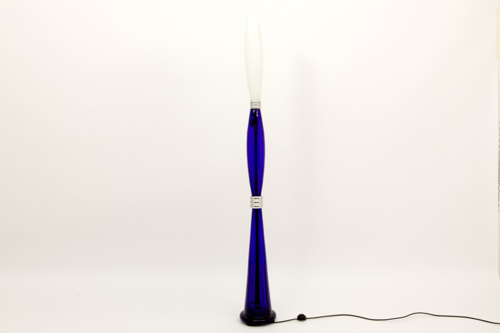 nineties' Borek Sipek signed design lamp n° 81/100 in blue and white glass and chromed metal ||