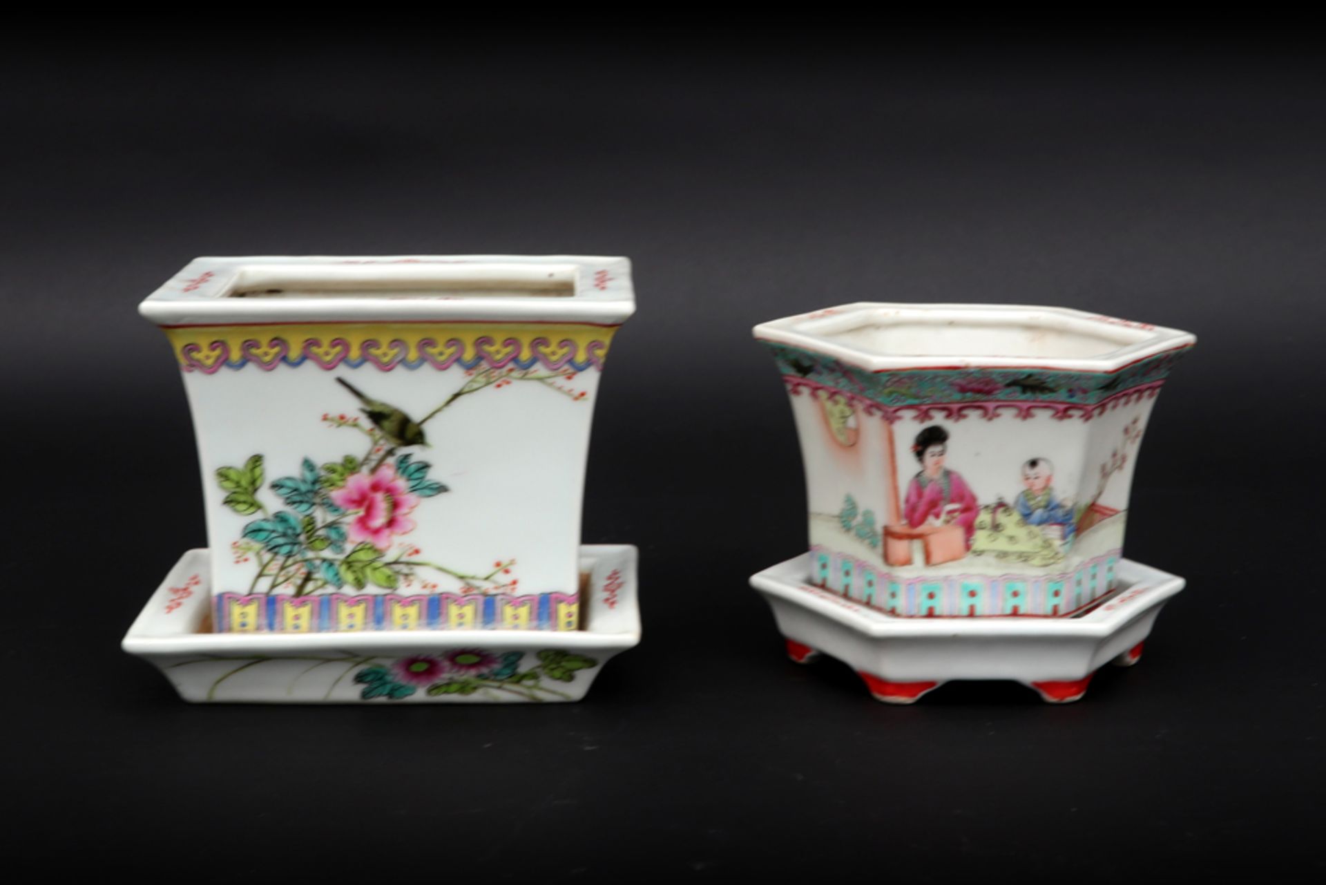 two small Chinese jardiniers on their dish in marked porcelain with polychrome decor || Lot van twee