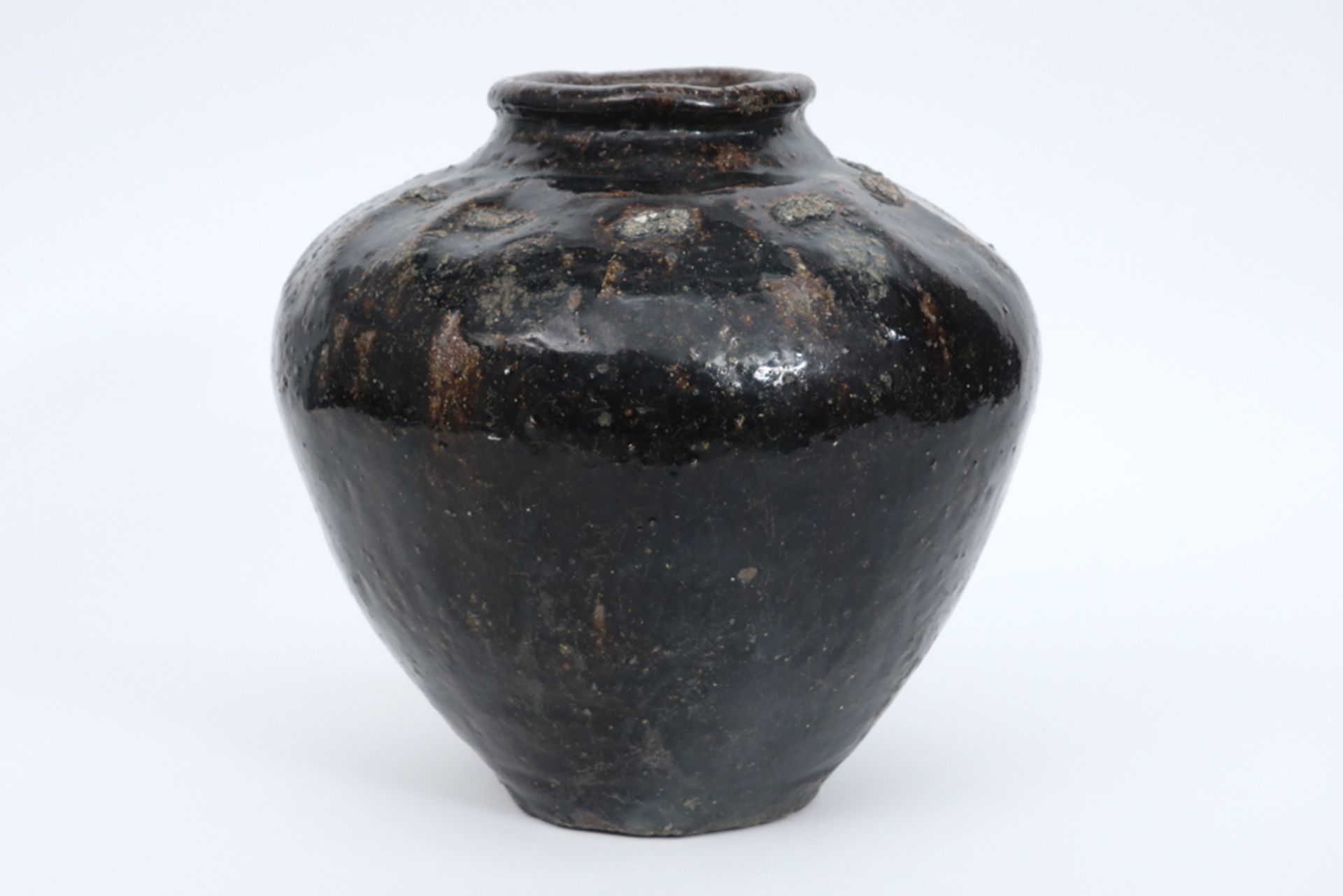 antique oriental urn in glazed earthenware || Antieke Oosterse urne in aardewerk met bruine
