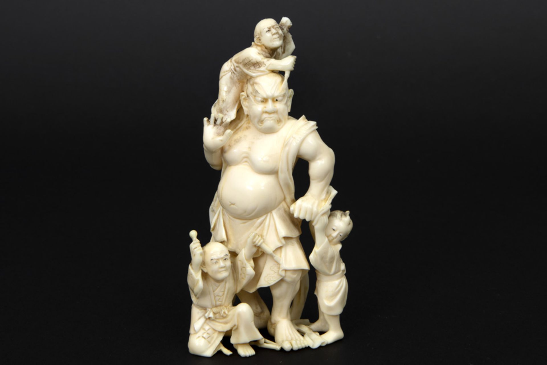 antique Japanese sculpture in ivory || Antieke Japanse sculptuur in ivoor met de voorstelling van