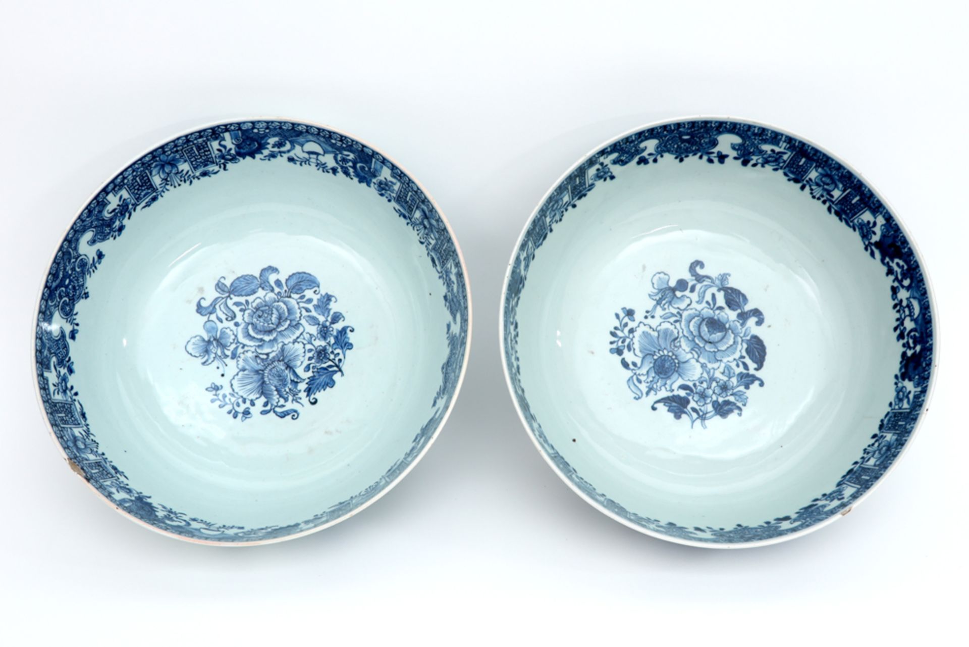 pair of large 18th Cent. Chinese bowls in porcelain with a blue-white flowers decor || Paar grote - Image 2 of 3