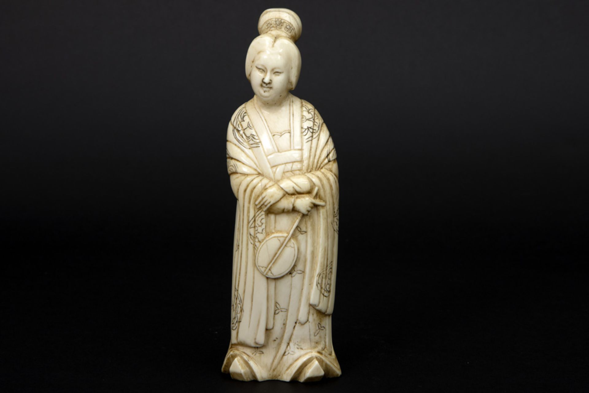 antique Japanese "Geisha" sculpture in ivory || Antieke Japanse sculptuur in ivoor : "Geisha met