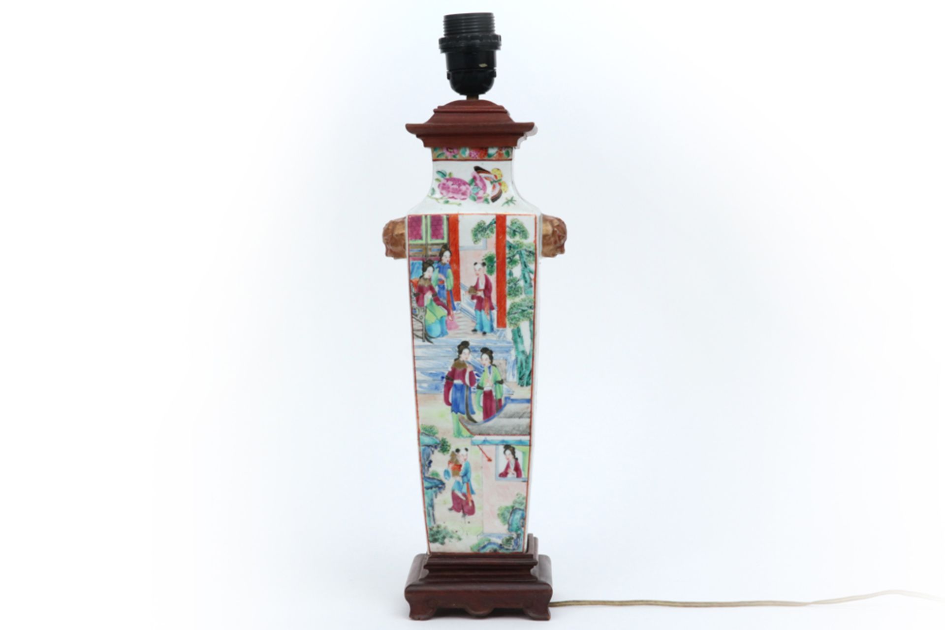 19th Cent. Chinese vase in porcelain with a Cantonese decor - made into a lamp || Negentiende eeuwse