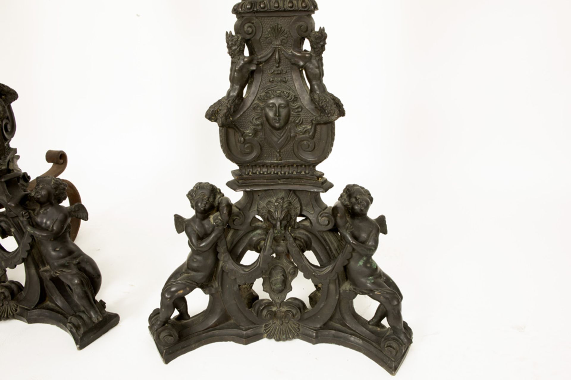 exceptional pair of 19th Cent. large (106 cm high ! ) bronze andirons each with a cupid on a - Bild 3 aus 6