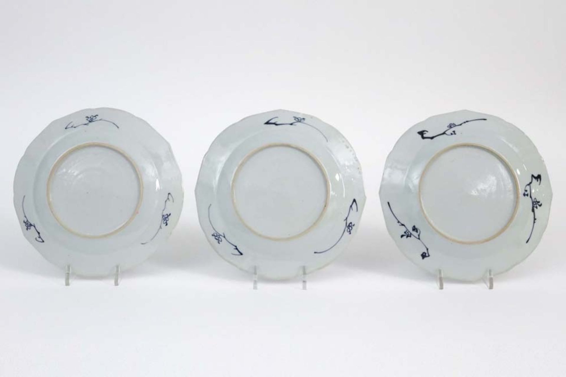 set of three 18th Cent. Chinese plates in porcelain with a blue-white flowers decor || Serie van - Bild 2 aus 2